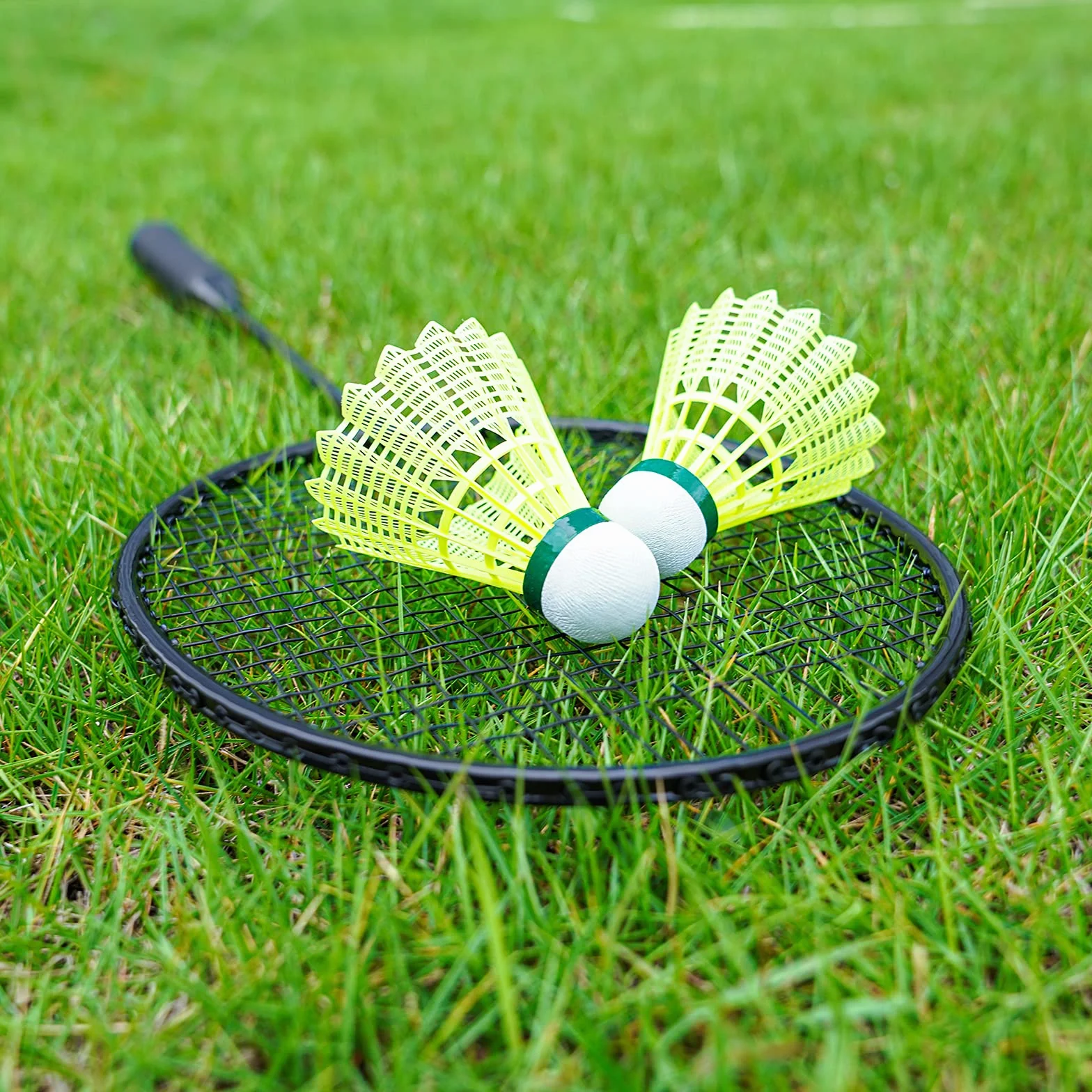 AboveGenius Juego de 4 raquetas de bádminton al aire libre con volantes de nailon para principiantes