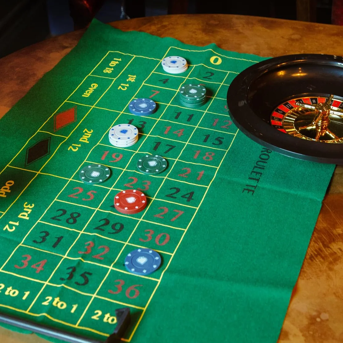 Talking Tables Kit de Casino Noche Poker, Blackjack, Ruleta | Tapete, Fichas, Dinero, Bolas, Cartas, Stick Crupier | Regalo para Adultos