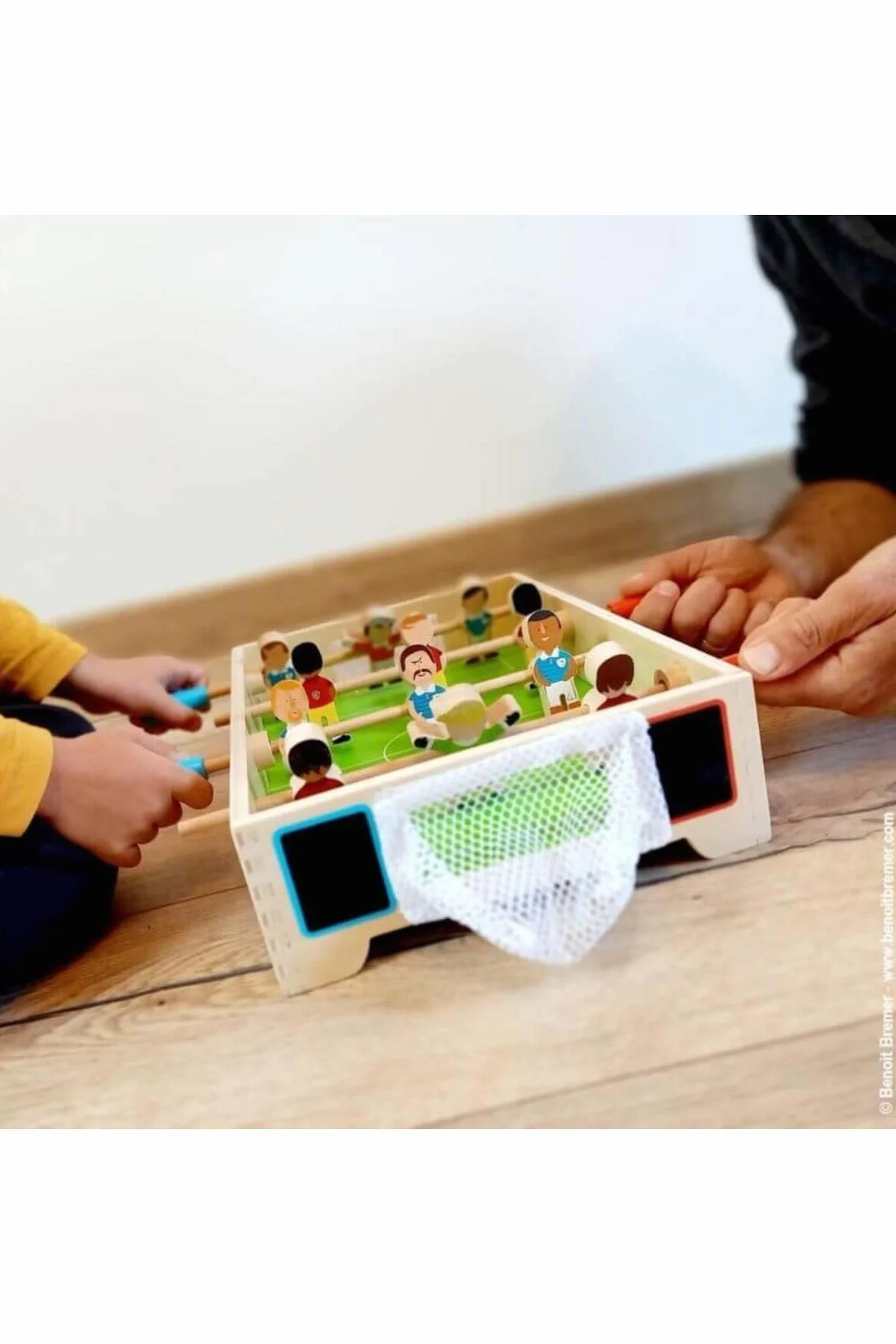Janod - Mini Futbolín de Mesa en Madera Champions - Desde 3 años, J02070, Multicolor