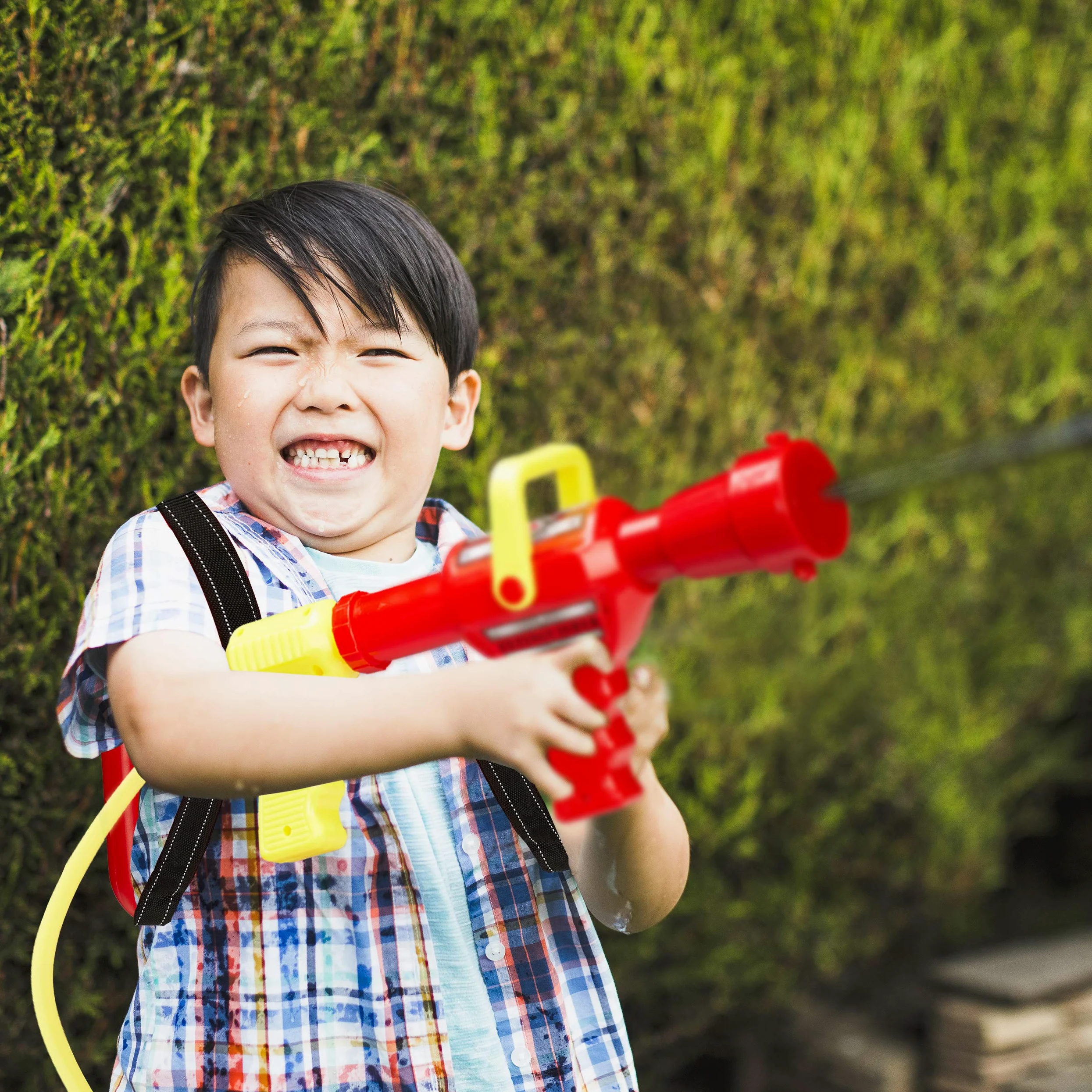 Relaxdays Set 2 Pistolas de Agua Mochila Bombero, Depósito de 2,5l, Extintor Incendio Juguete Niños, Juego Verano, Rojo/Amarillo | Alcance de 5 m, 2 funciones de pulverización, mochila de extinción para niños