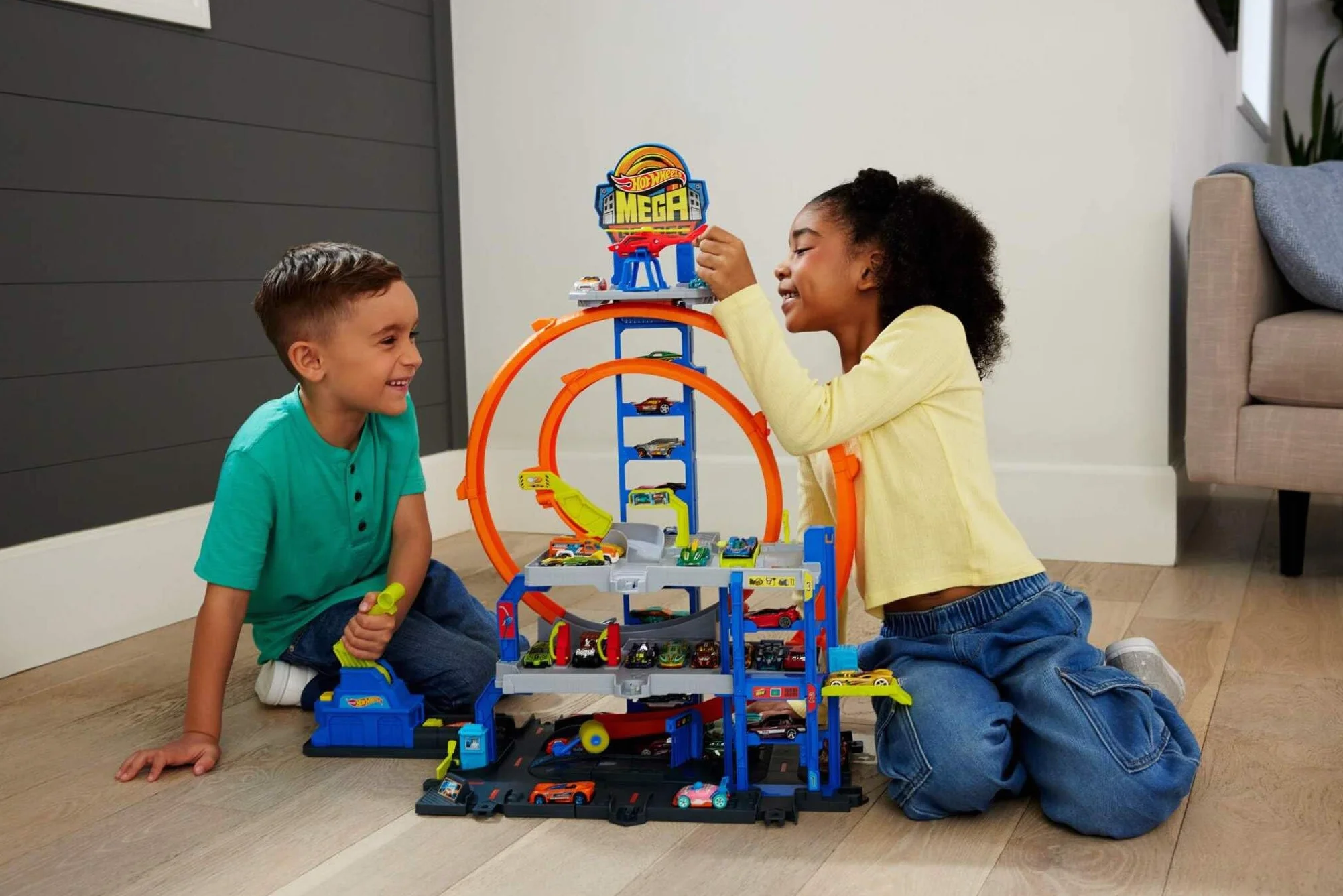 Hot Wheels Conjunto de Pista con helicóptero y Coche metálico, Tres Niveles de Juego, Dos loopings, Almacenamiento para 37 Coches a Escala 1:64 y adaptadores Speed Snap, JLC05