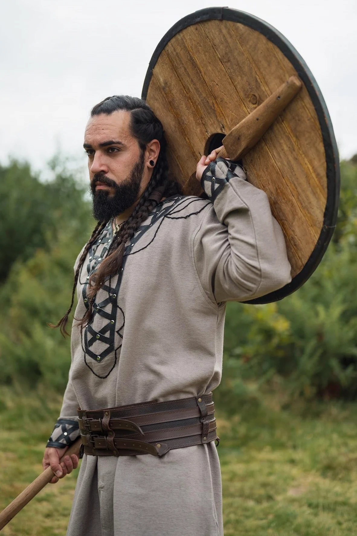 Leonardo Carbone Túnica vikinga Erik – Ropa medieval para hombre, camisas casuales de manga corta, disfraz de carnaval, túnica vikinga, ropa LARP – 100% algodón con aplicaciones de piel