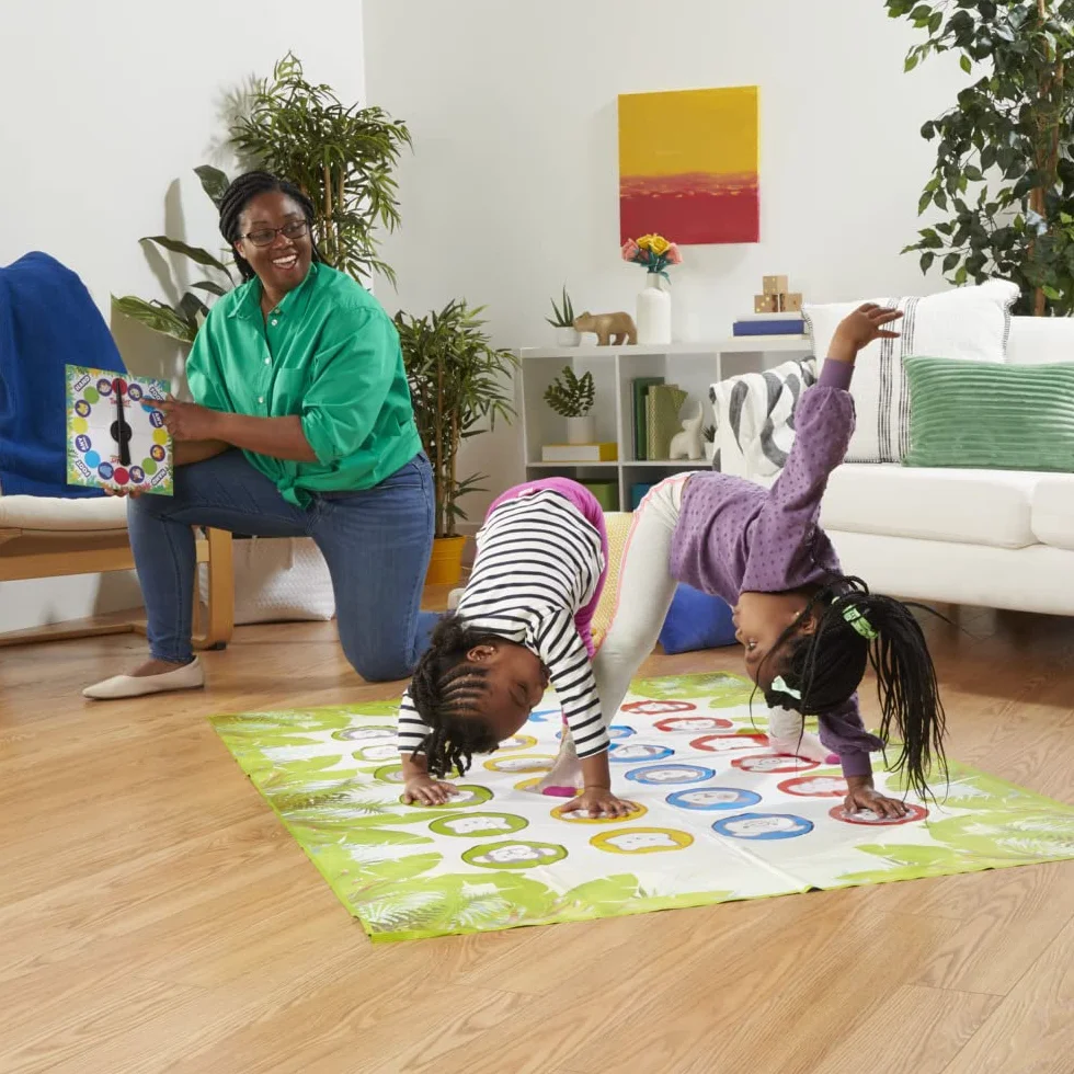 Hasbro Gaming Twister Junior Aventura con Animales Tapete 2 Lados 2 Juegos en 1 Juego de Fiestas Interiores 2-4 Jugadores