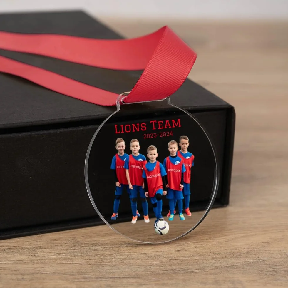 Medallas Personalizadas Wanapix 7 cm Metacrilato Madera con Cinta Roja
