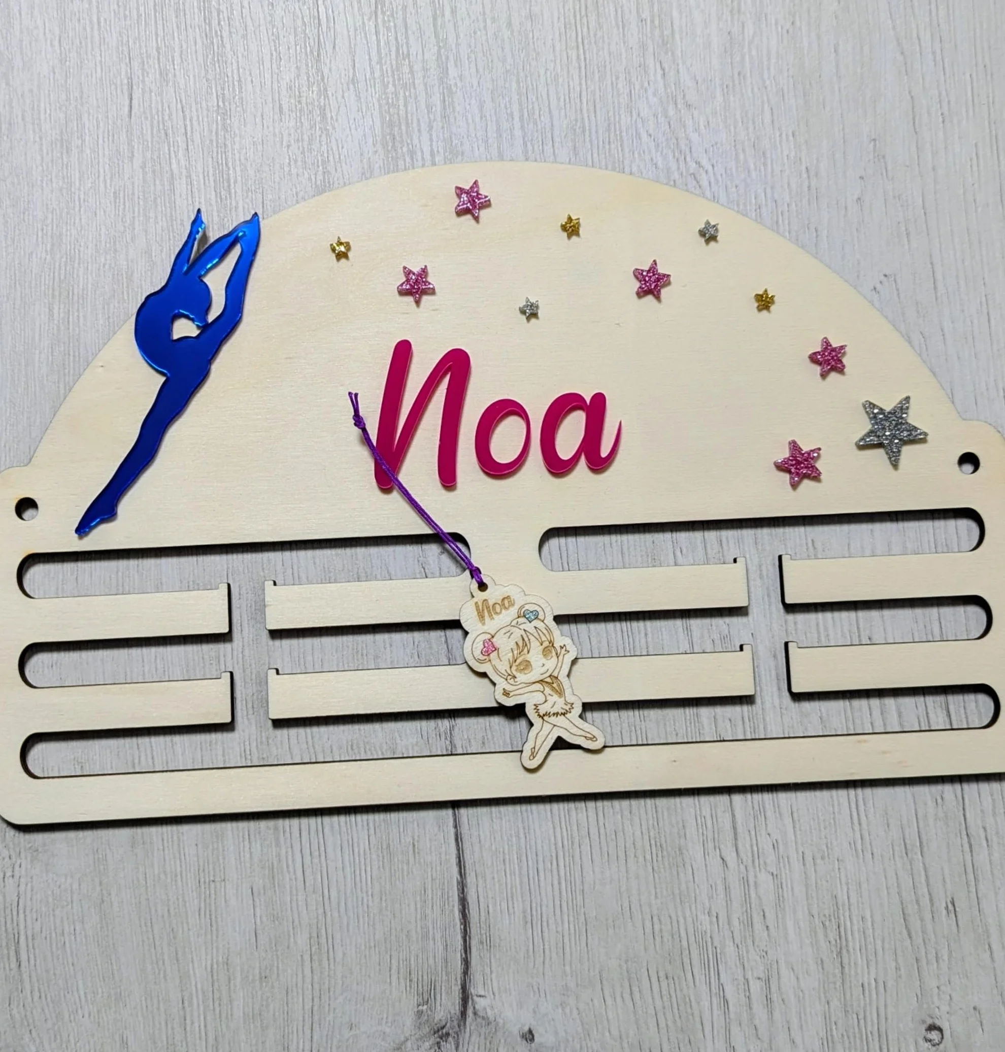 Medallero Gimnasia de Madera Personalizado con Nombre Acrílico Color a Elegir