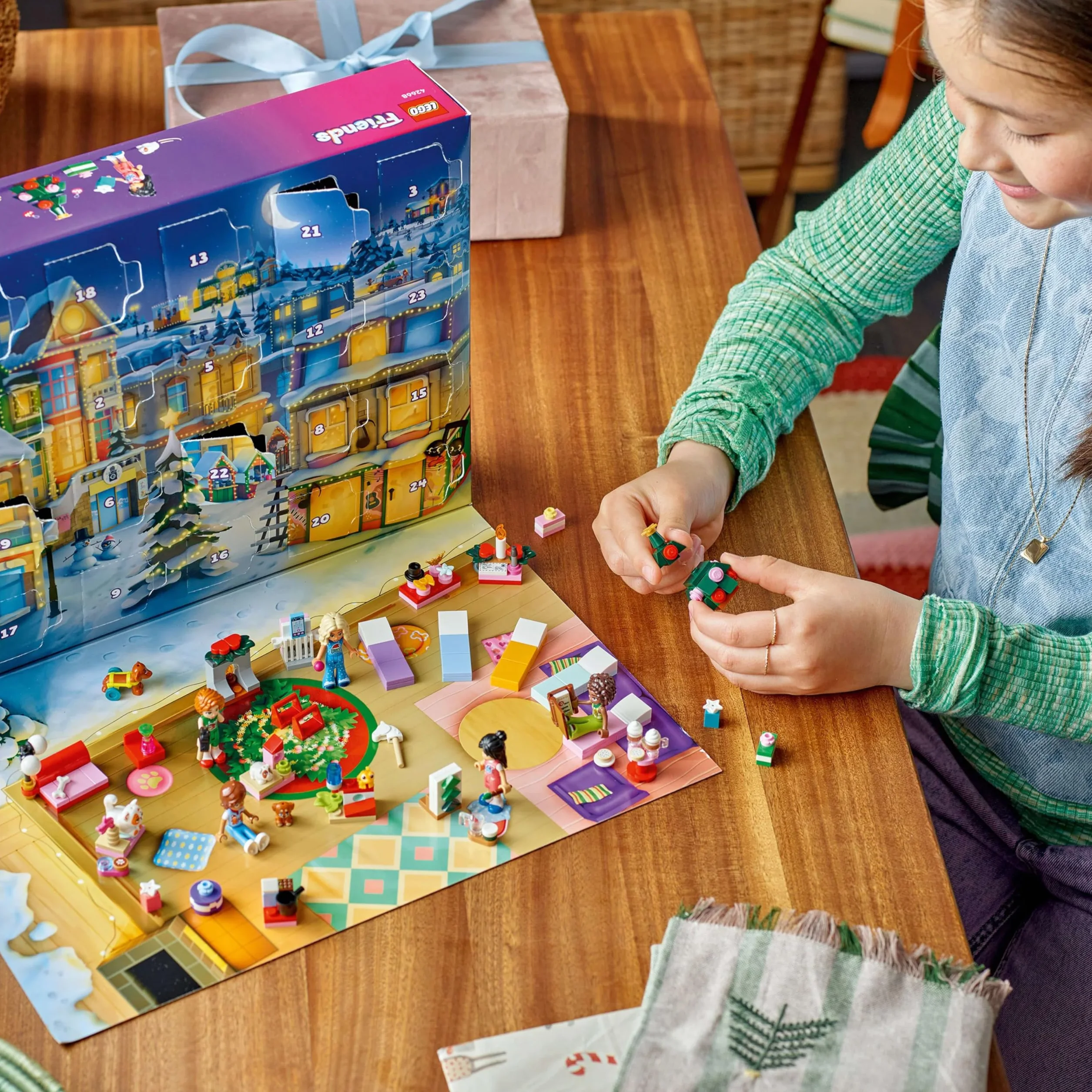 LEGO Friends Calendario de Adviento 2025 para Niñas de 6+ Años - Juguete para la Cuenta Atrás de Navidad con 24 Sorpresas Inc. 5 Mini Muñecas, 5 Figuras de Animales y Accesorios Adorables 42668