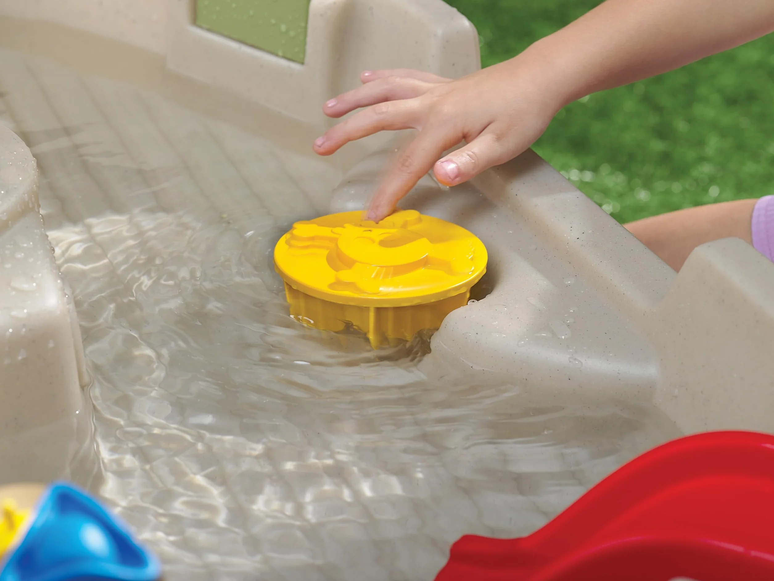 Little Tikes Anchors Away Pirate Ship - Mesa de Juego Acuática con Cañón, Spinner y Diversión con Salpicaduras, Fomenta el Juego Creativo, para Niños Entre 3 y 10 Años