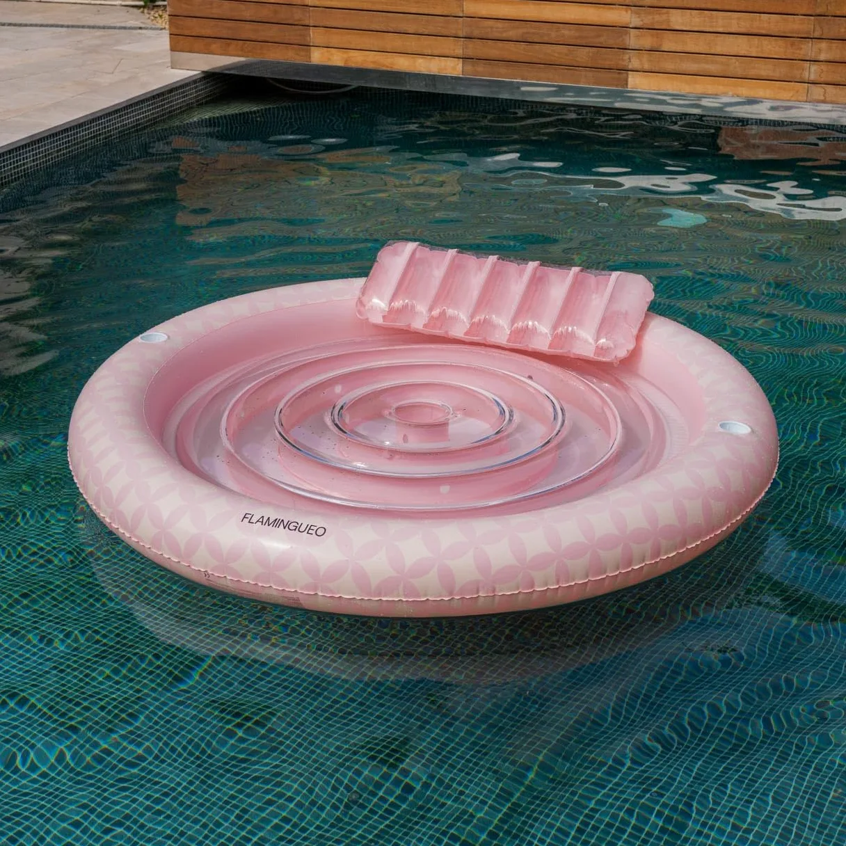 FLAMINGUEO - Colchoneta Piscina - Tanning Pool Tumbona Hinchable con Aspersor - Posavasos Incluido - PVC Resistente - Tamaño Individual - Almohada Desmontable