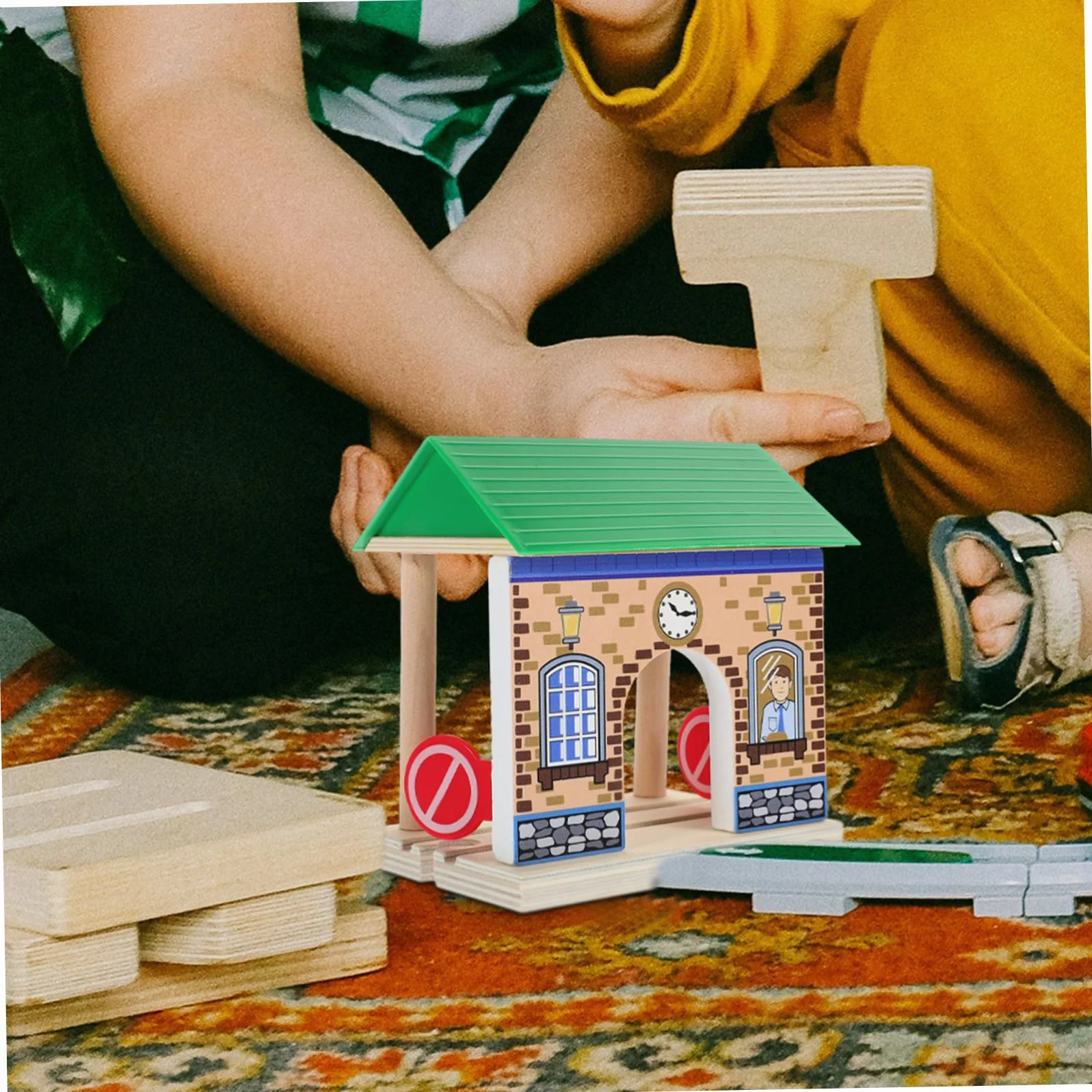 Toyvian Accesorio Superficie Pulida y Resistente de Estación de Tren de Juguete de Madera para Juegos Infantiles en Interiores y Exteriores