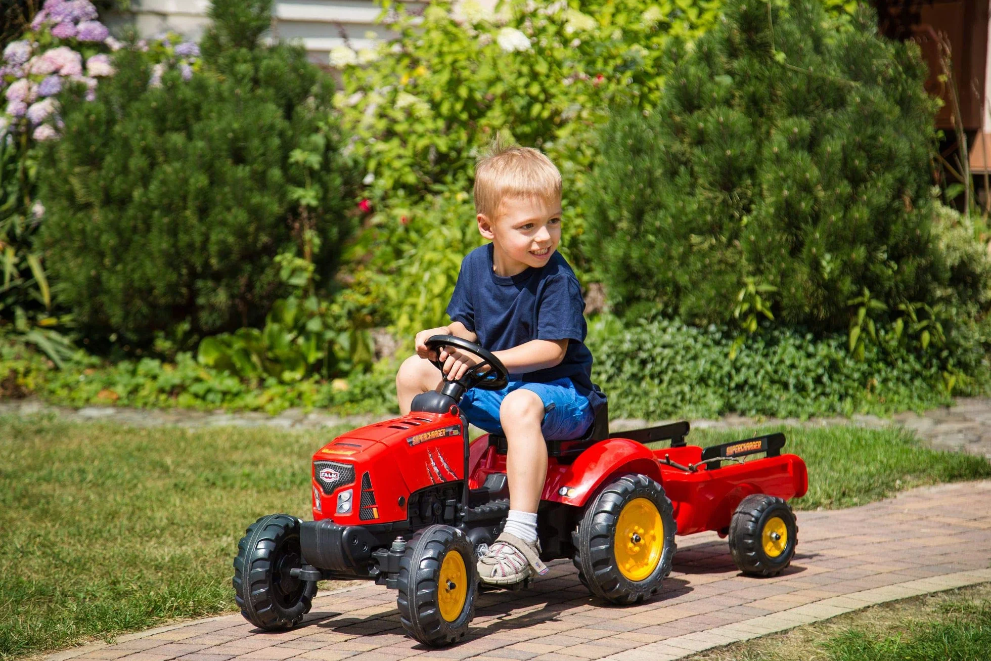 Falk - Tractor de Pedales sobrealimentador con Remolque - A Partir de 2 años - Fabricado en Francia - Capó abatible - Volante direccional con bocina - 2030AB