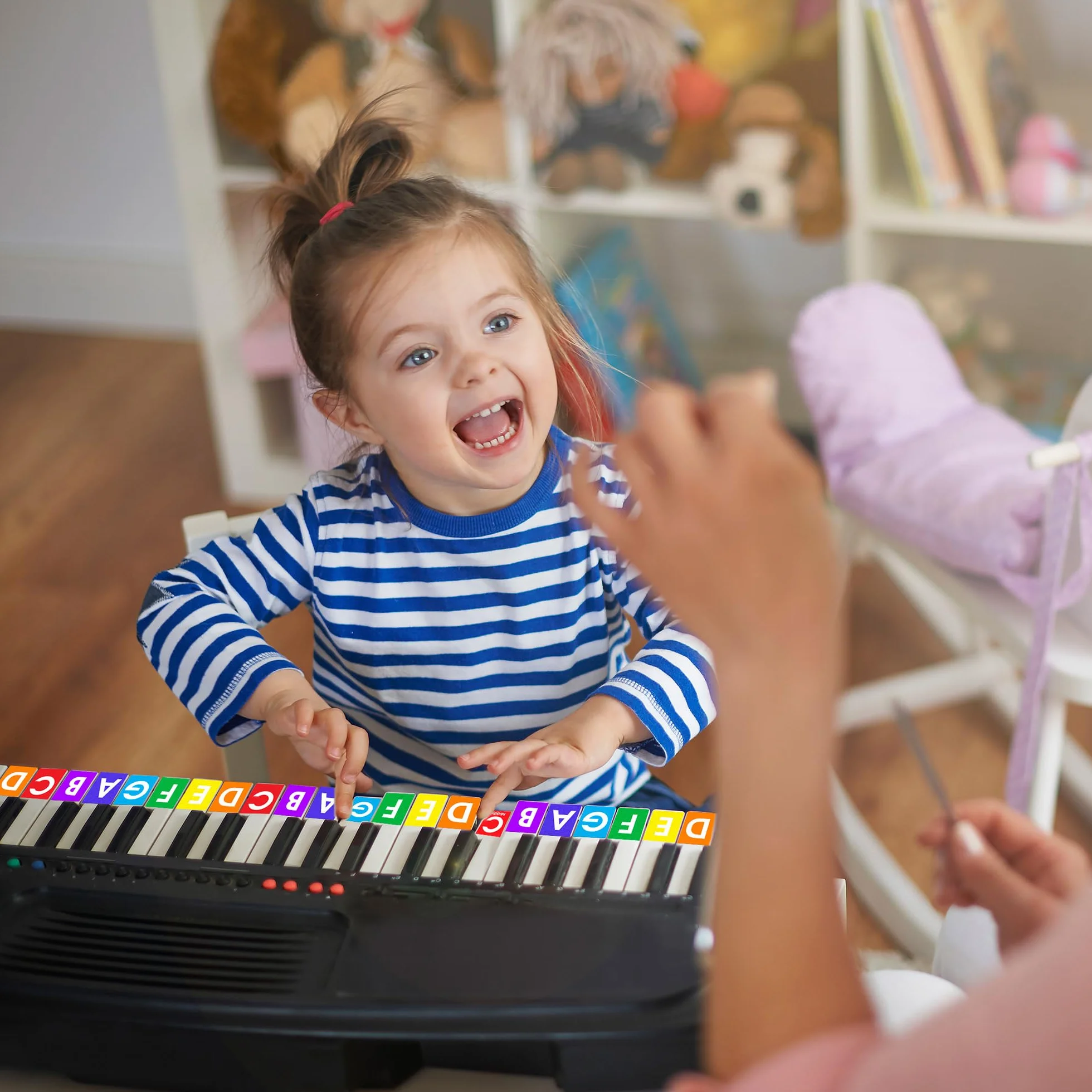 QMG Calcomanía de piano y teclado de color arcoíris y libro de aprendizaje de piano para niños, instrucciones fáciles de seguir para niños, libro de piano para principiantes para niños, partituras de