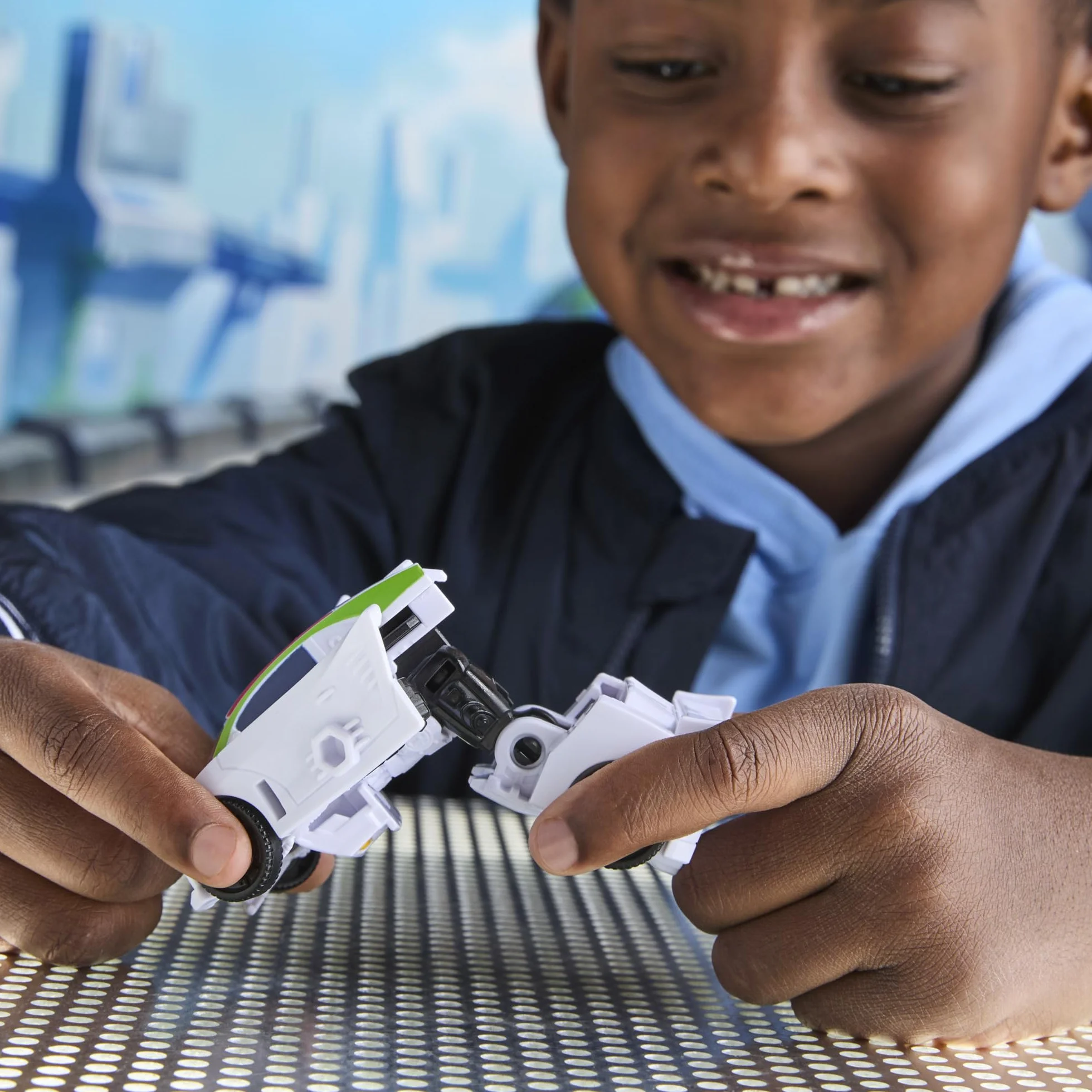 Transformers Hasbro Cyberworld, Wheeljack, Figura de Acción 2 en 1, Coche de Juguete para Niños y Niñas de 6 Años o Más, Color Blanco y Rojo, Diversión y Acción, Coleccionable, Idea Regalo