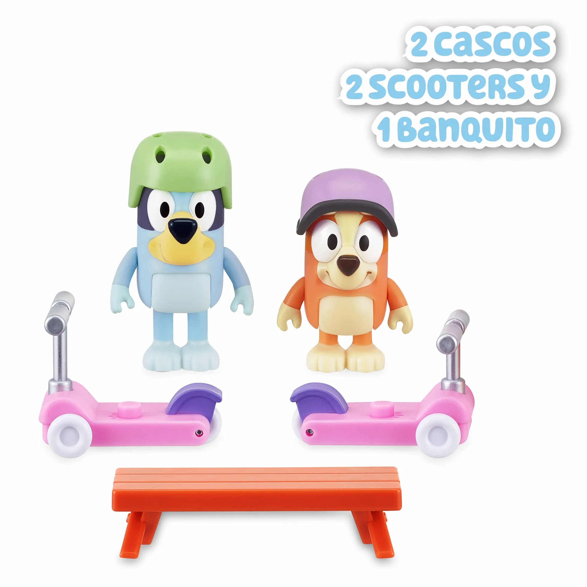 Bluey - Vehículos Scooters, con 2 Figuras de los protagonistas de la Serie, Bingo la Hermana de Blue, y de Accesorios 2 patinetes Scooter con Ruedas y 2 Cascos, +3 años de Edad, Famosa (BLY12100)