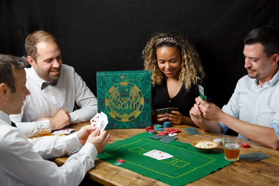 Talking Tables Kit de Casino Noche Poker, Blackjack, Ruleta | Tapete, Fichas, Dinero, Bolas, Cartas, Stick Crupier | Regalo para Adultos