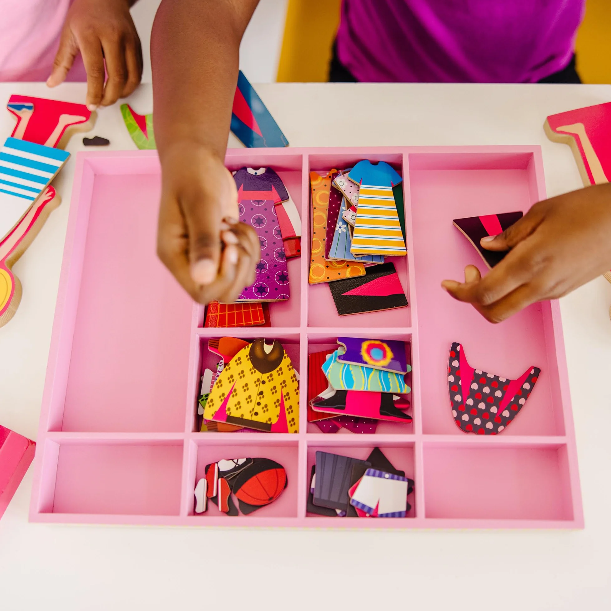 Melissa & Doug - Juego Magnético de Madera Viste a Abby y Emma, 56 Piezas de Ropa y Complementos + 2 Muñecas - 6075162 - Juguetes Niñas 3 años + Regalo Niña 3 años + - Juego Educativo