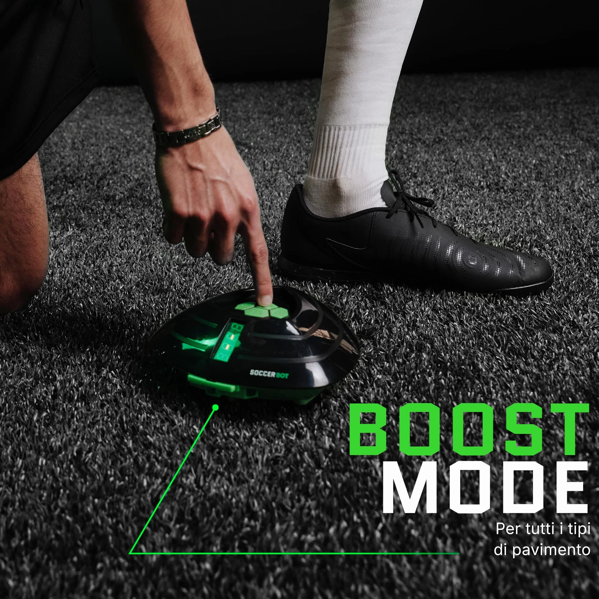 Smart Ball - Soccerbot, Entrenador Personal de Fútbol Indoor, Bot con Sensores para Seguir al Balón, Maniobrando para Probar tus Habilidades, Pantalla LCD para la Puntuación, Famosa (MR100000)
