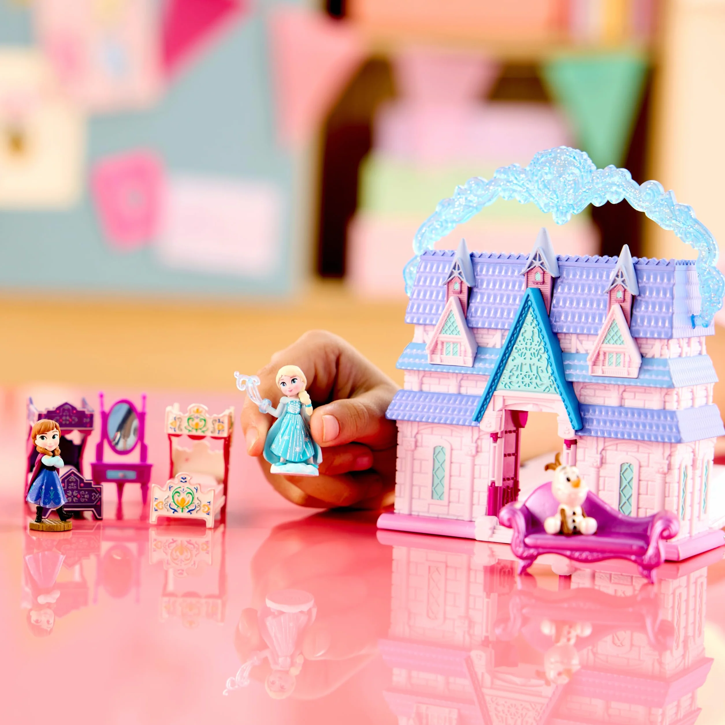 Disney Store Official, Frozen, Reina Elsa y Anna casa muñecas, colección Once Upon a Story, 11,5 cm/5", Set Juego con Olaf, el Castillo de Arendelle y Muebles de Juguete, Apto a Partir de 3 años