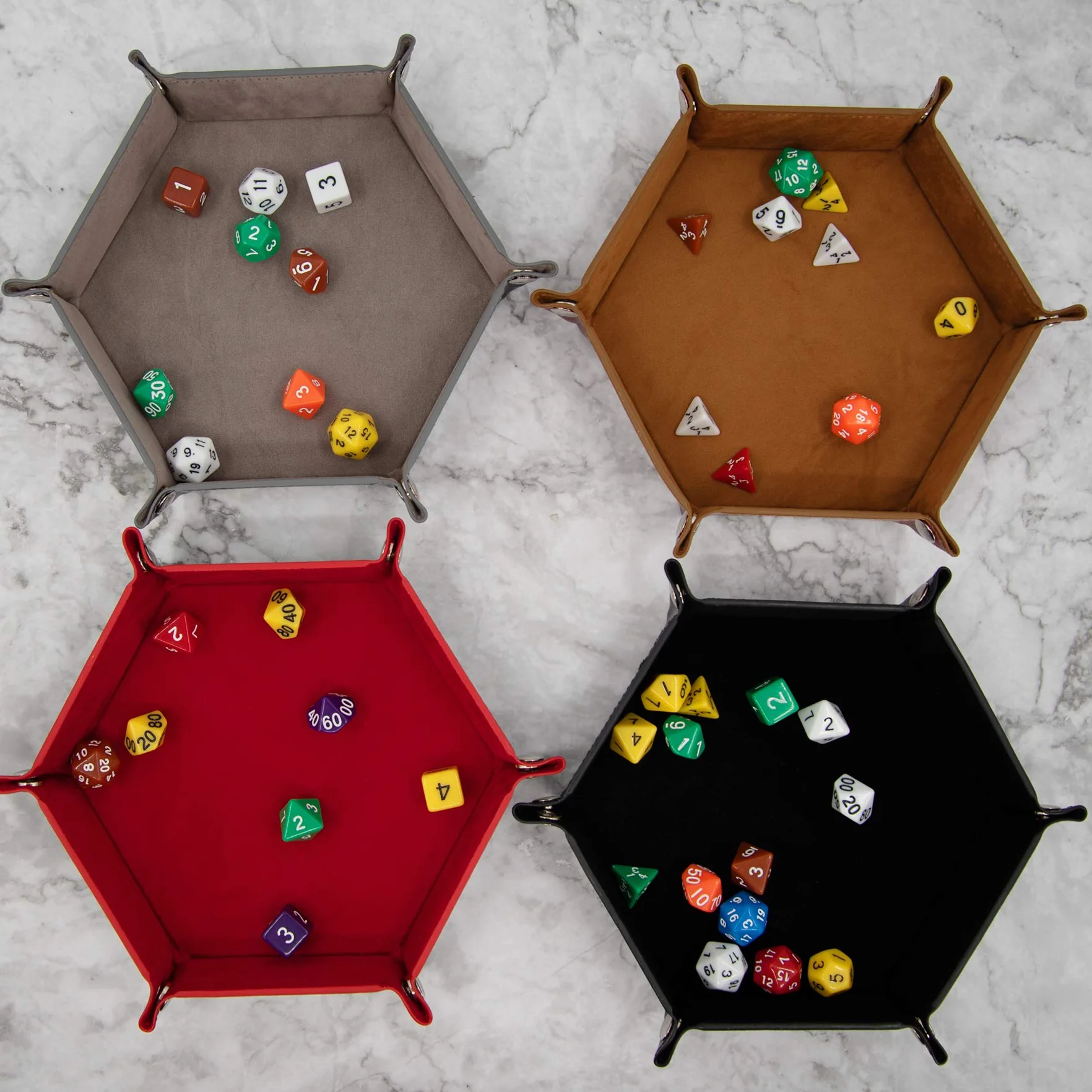 SIQUK 4 Piezas Bandeja Dados Cuero PU y Terciopelo Tablero Dados Plegable para DND RPG Juegos de Mesa (Gris, Camello, Rojo, Negro)
