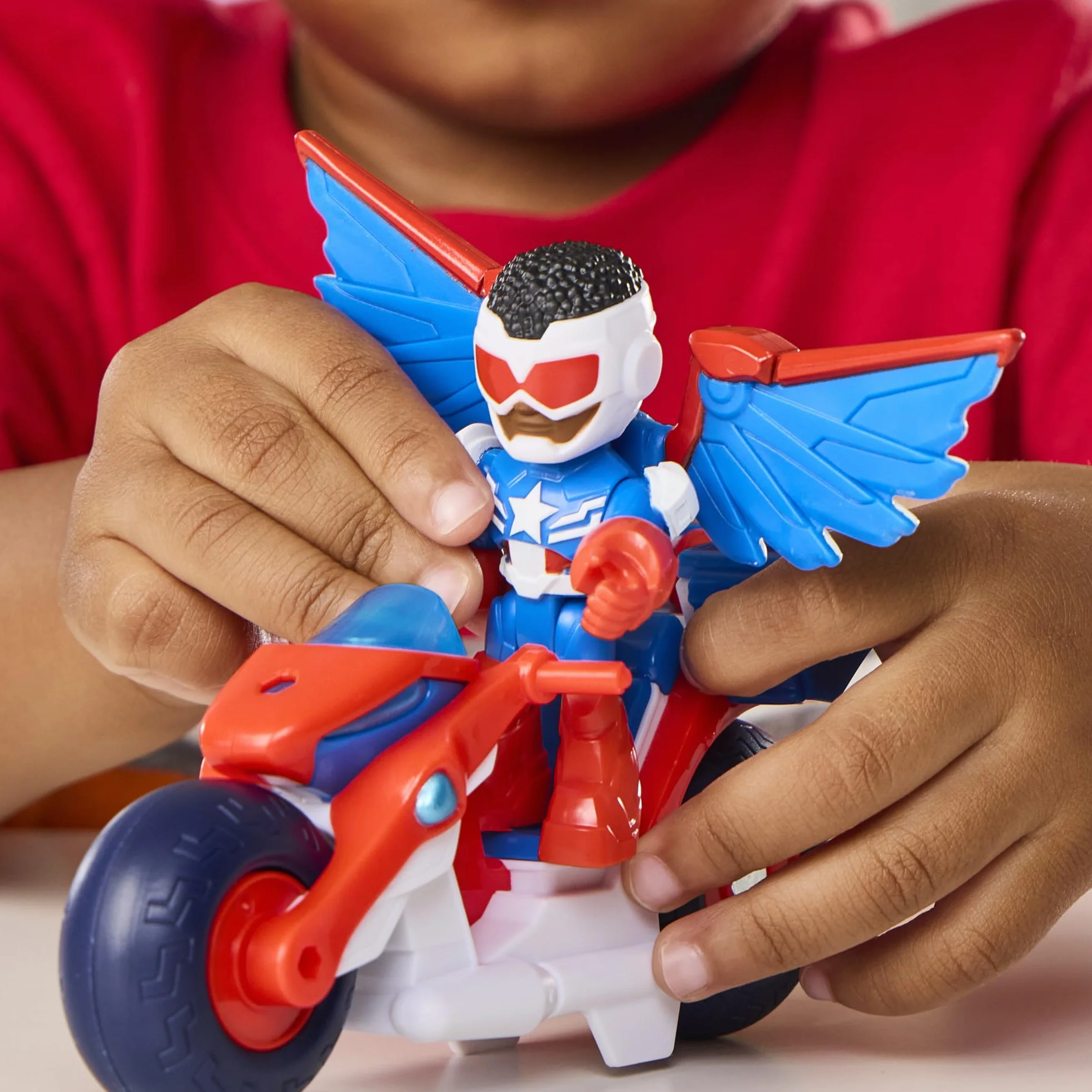 Marvel Iron Man and His Awesome Friends, Capitán América: Sam Wilson Super Bike, Figura de acción y Moto de Juguete