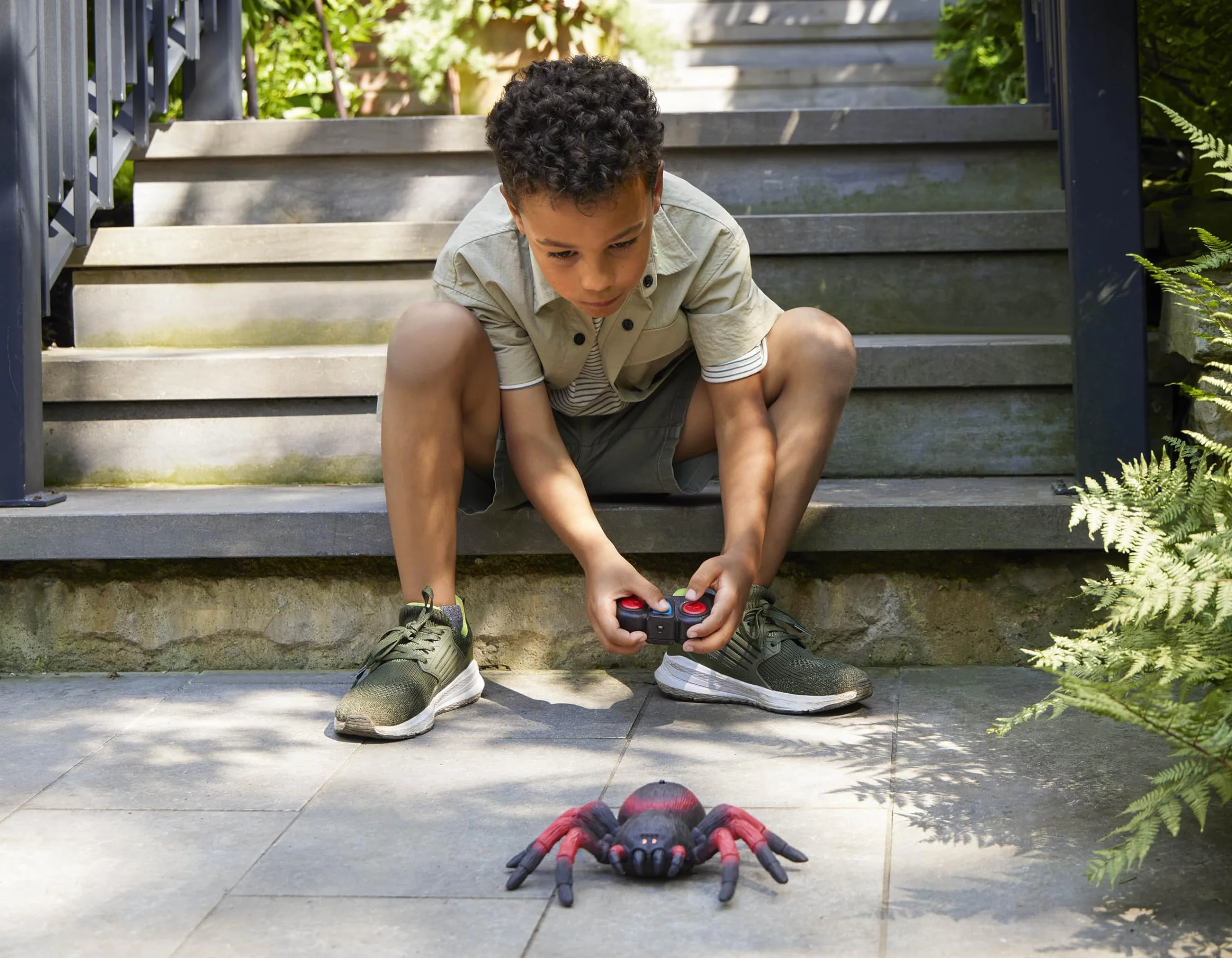 Terra by Battat - RC Spider: Tarántula, araña de Control Remoto infrarrojo con Ojos LED espeluznantes para niños Mayores de 3 años, Multi