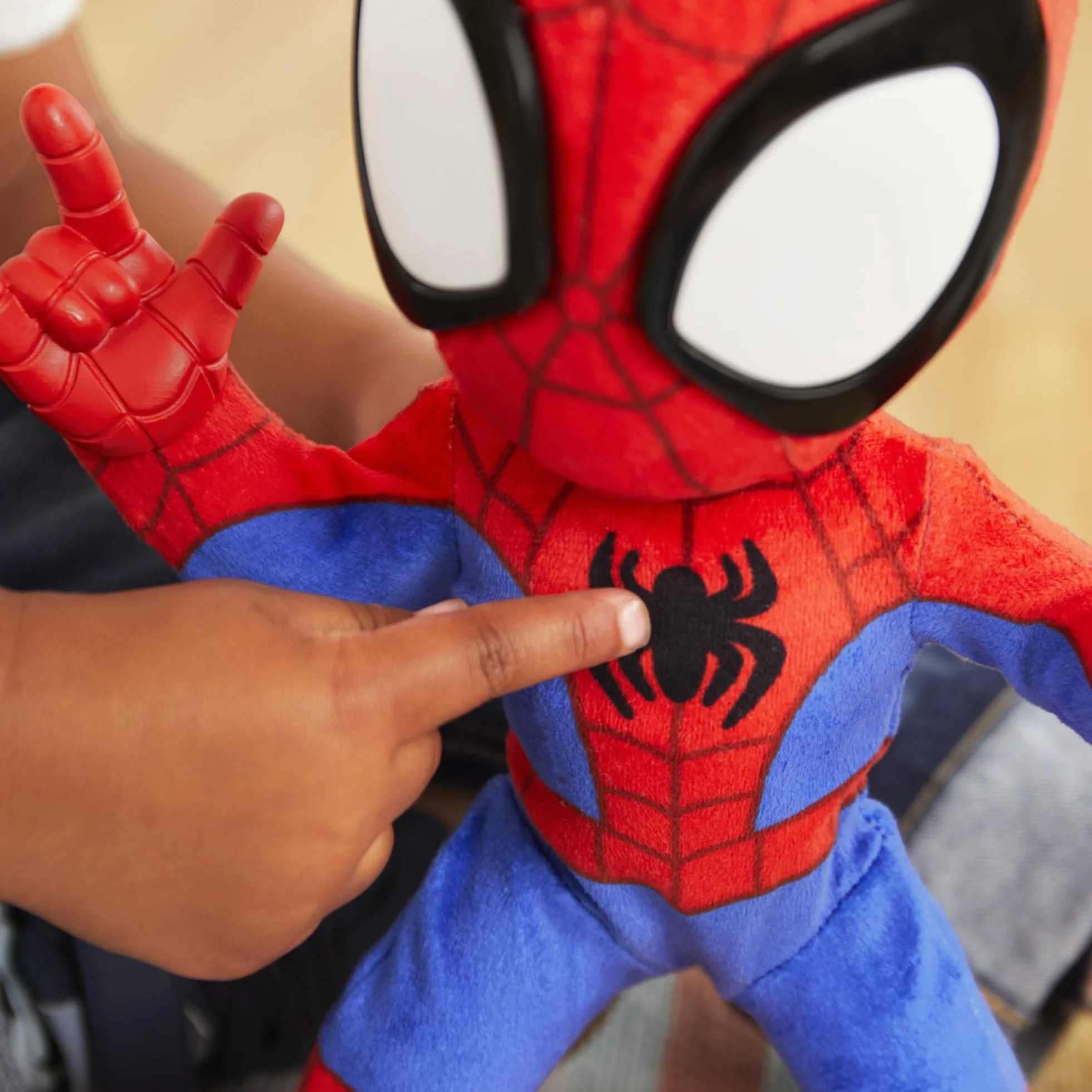 Spidey and His Amazing Friends Marvel Spidey Baila y Gatea - Muñeco de Peluche Interactivo - Juguete de Superhéroe Versión en español - Spider-Man con Reproducción de Sonido