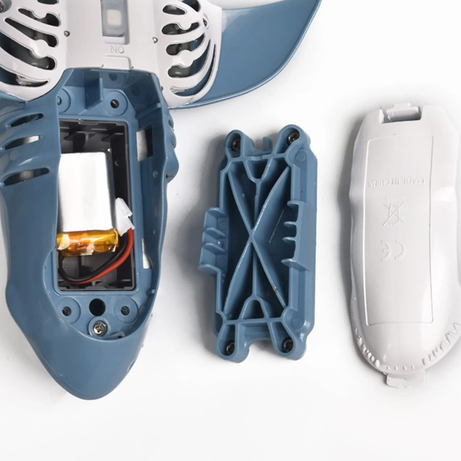 Juguete tiburón teledirigido 2.4G RC Simulación tiburón Juguetes de buceo Juguetes acuáticos teledirigidos recargables por USB Juguete flotante para niños (Azul)