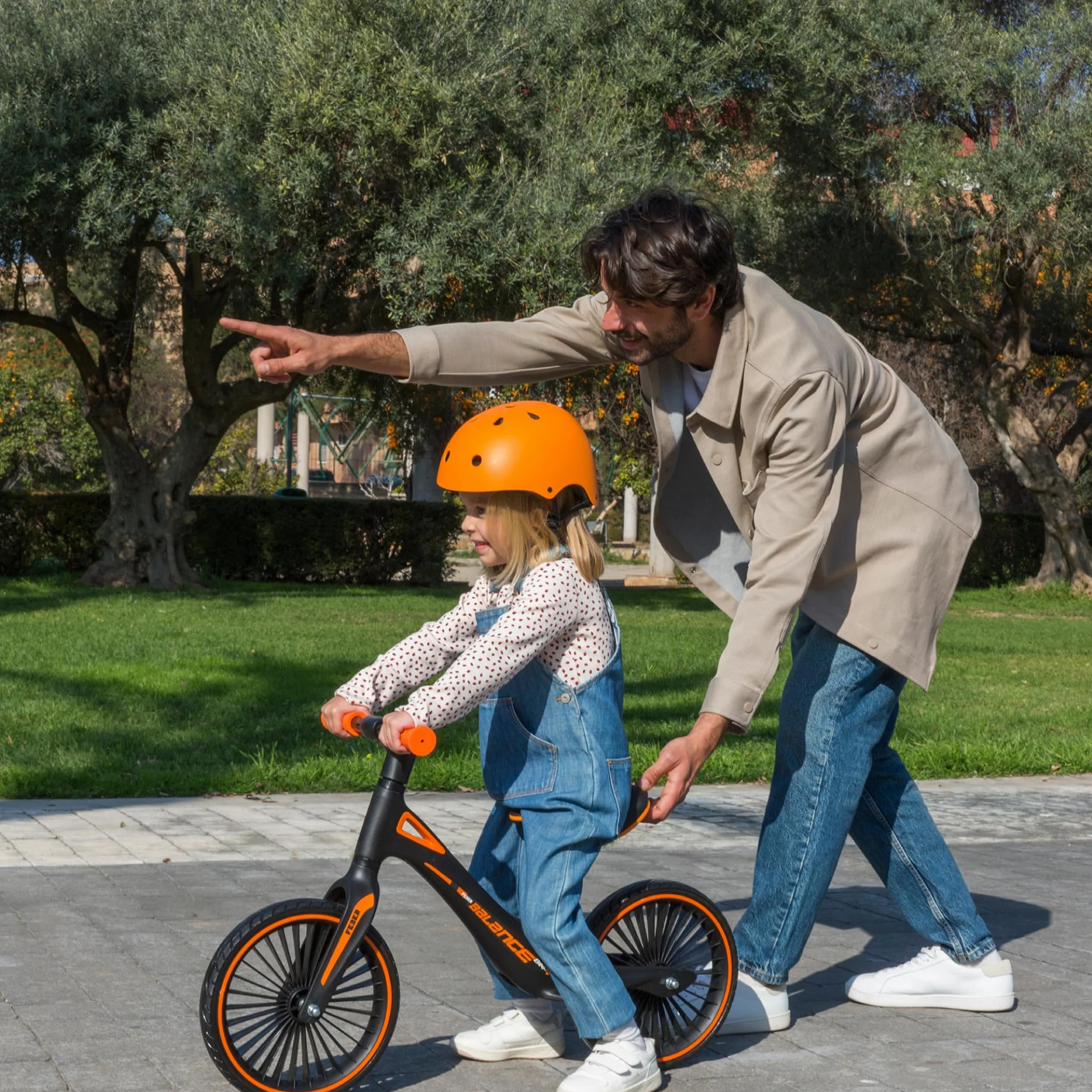FEBER - Balance Bike, Bicicleta sin Pedales Deportiva, Estructura Ultraligera, Potencia la Coordinación y el Equilibrio, Empuñaduras de Goma con Sillín Ergonómico Ajustable, +2 años, Famosa (FED42000)