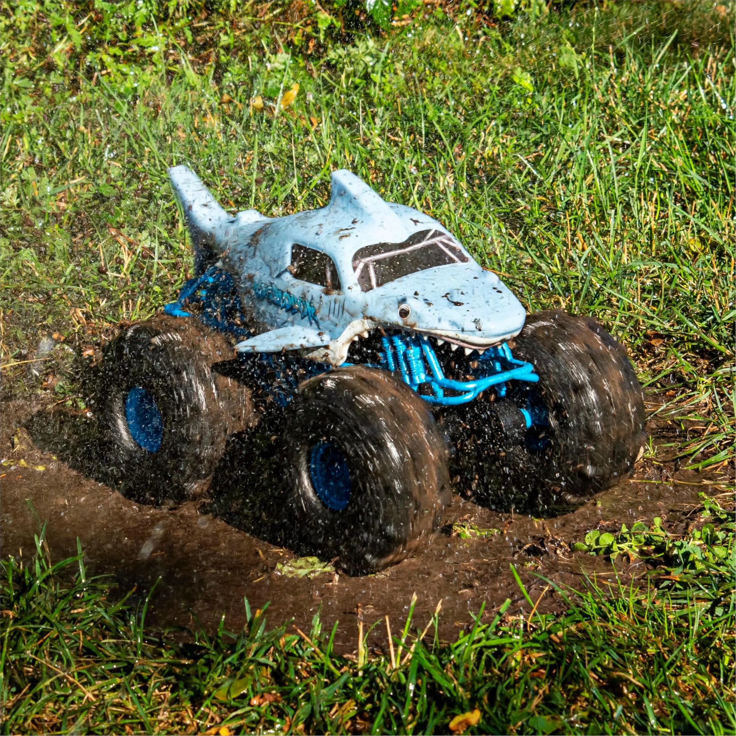 Monster Jam - Coche Teledirigido Megalodón Monster Truck - Coche RC Megalodon Storm a Escala 1:15-2.4GHZ hasta 76m - Juguetes Niños 4 Años + Regalo Niño 4 Años +