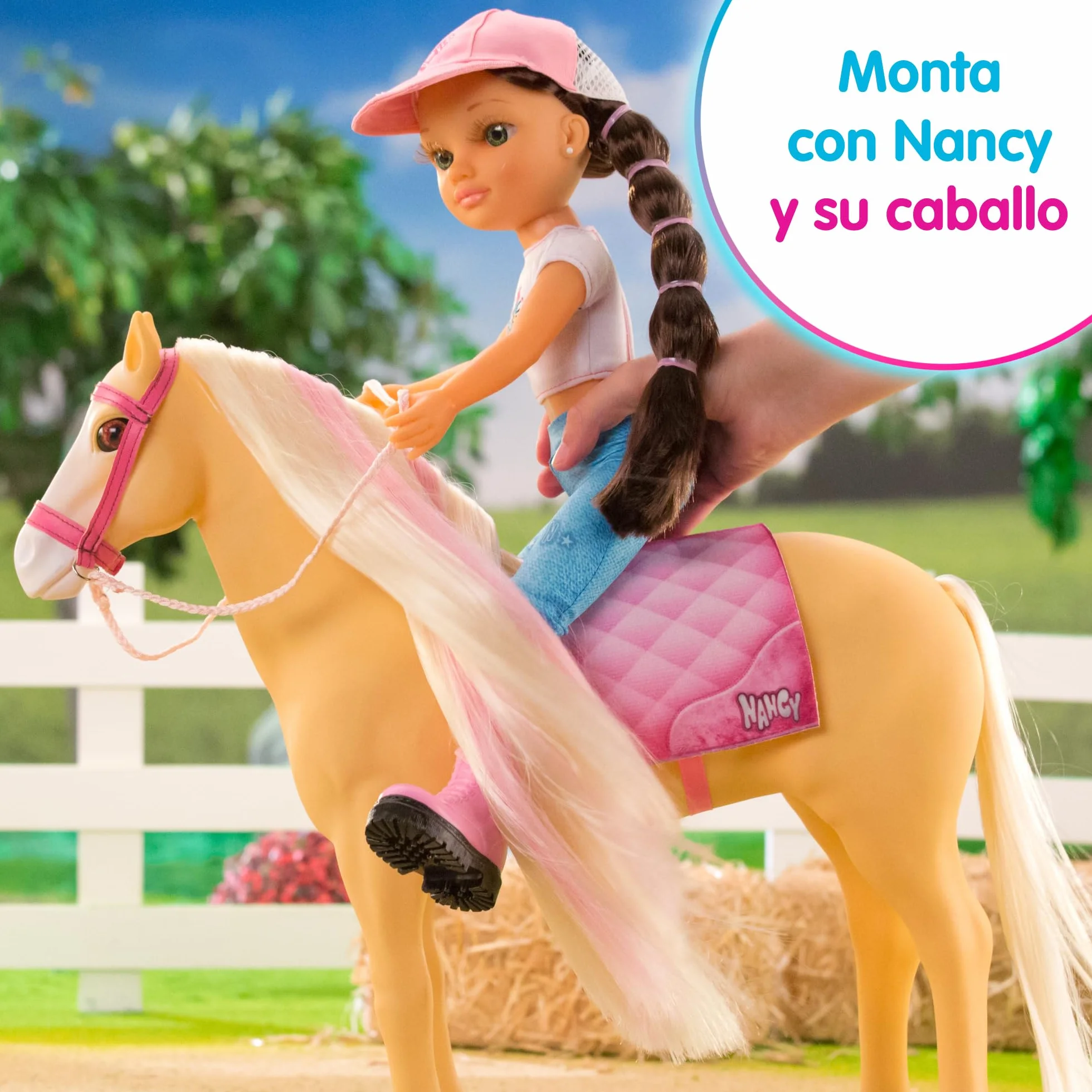 Nancy - Un día con su Caballo, muñeca Fashion articulada y Caballo, Accesorios de Cuidado, Cepillo-Esponja Que Cambia el Color del Pelo de la Crin, niños y niñas a Partir de 3 años, Famosa (NAC49000)