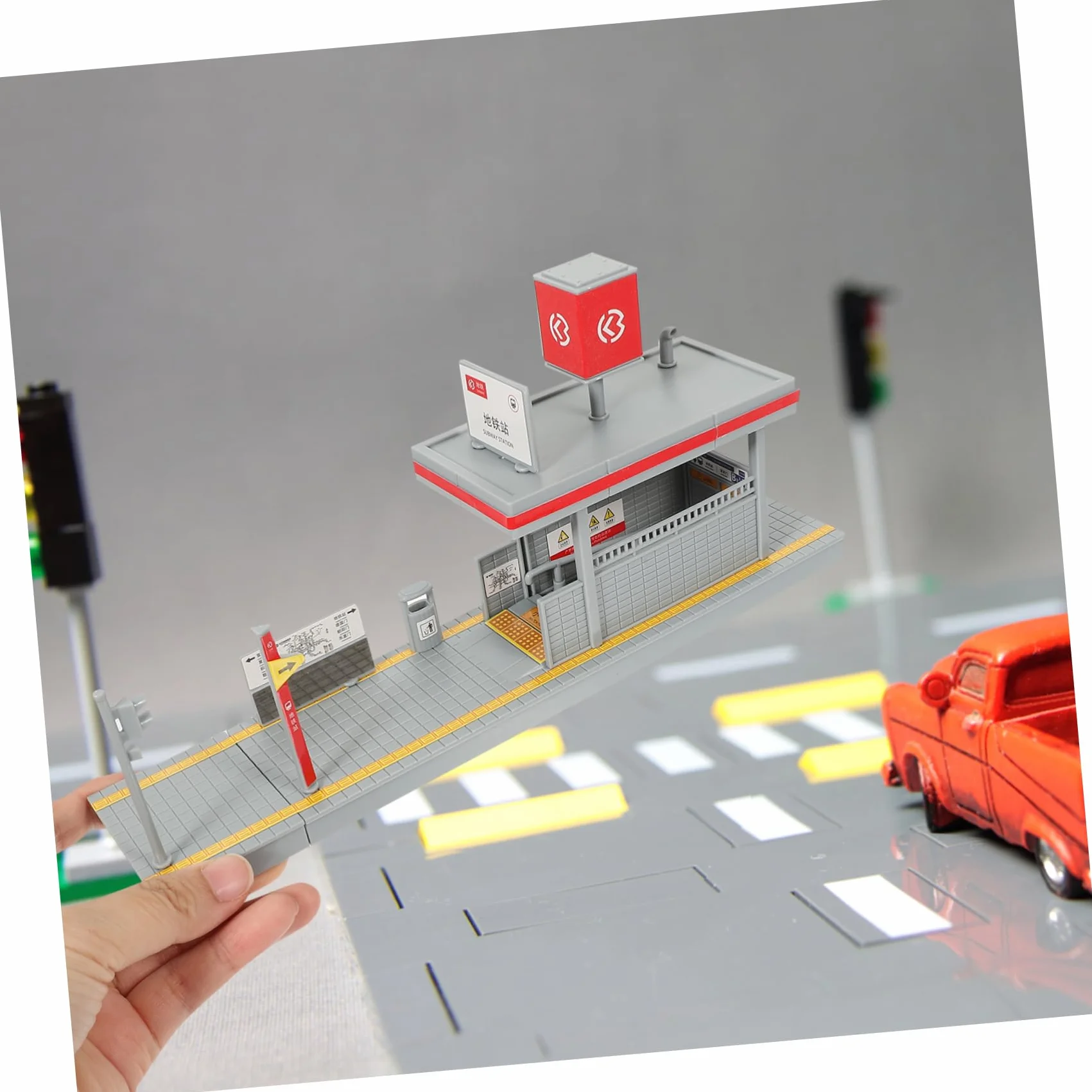 UPKOCH Modelo Plataforma Estación Metro DIY para Niños, Plástico Duradero, Tamaño Compacto, Juguete Educativo, Escenario de Simulación Ferroviaria, Manualidades y Hobby, Uso Familiar,