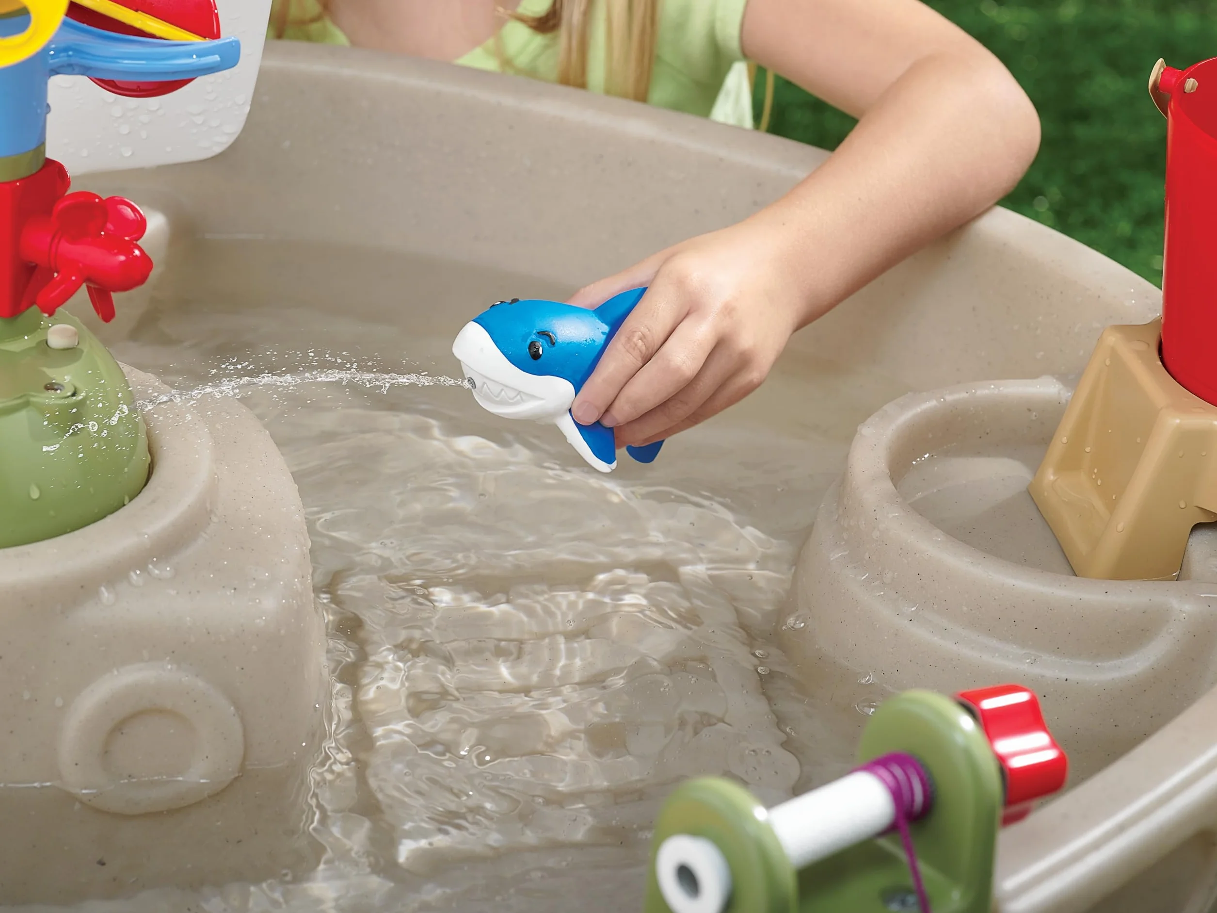 Little Tikes Anchors Away Pirate Ship - Mesa de Juego Acuática con Cañón, Spinner y Diversión con Salpicaduras, Fomenta el Juego Creativo, para Niños Entre 3 y 10 Años