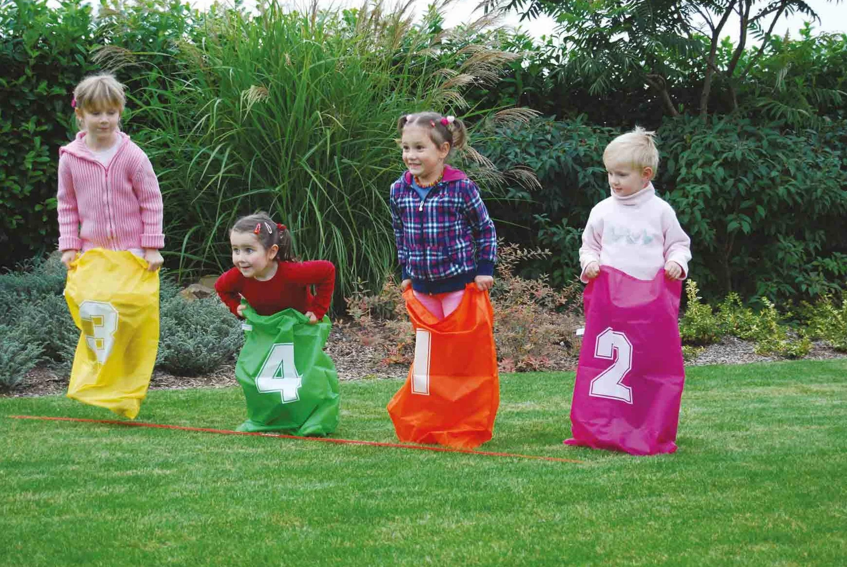 Idena Juego de Sacos Hinchables con 4 Sacos, Cinta de Inicio y Fin