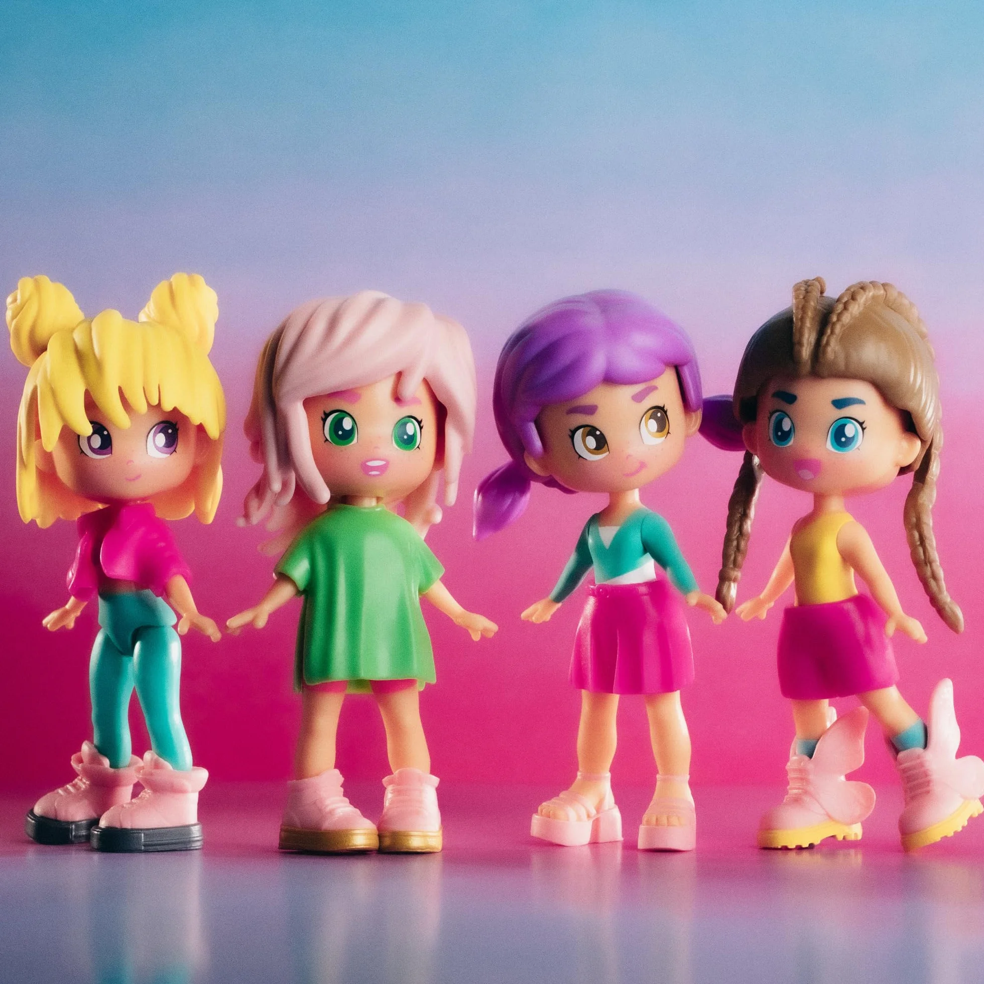 Pinypon TOP Girls Brunette, Chica TOP Morena con Outfit de Street Style, Figura de 11 cm Articulada de Brazos y Piernas, Doble Cara y Ropa y Zapatos Intercambiables, +4 años, Famosa (PNN00200)