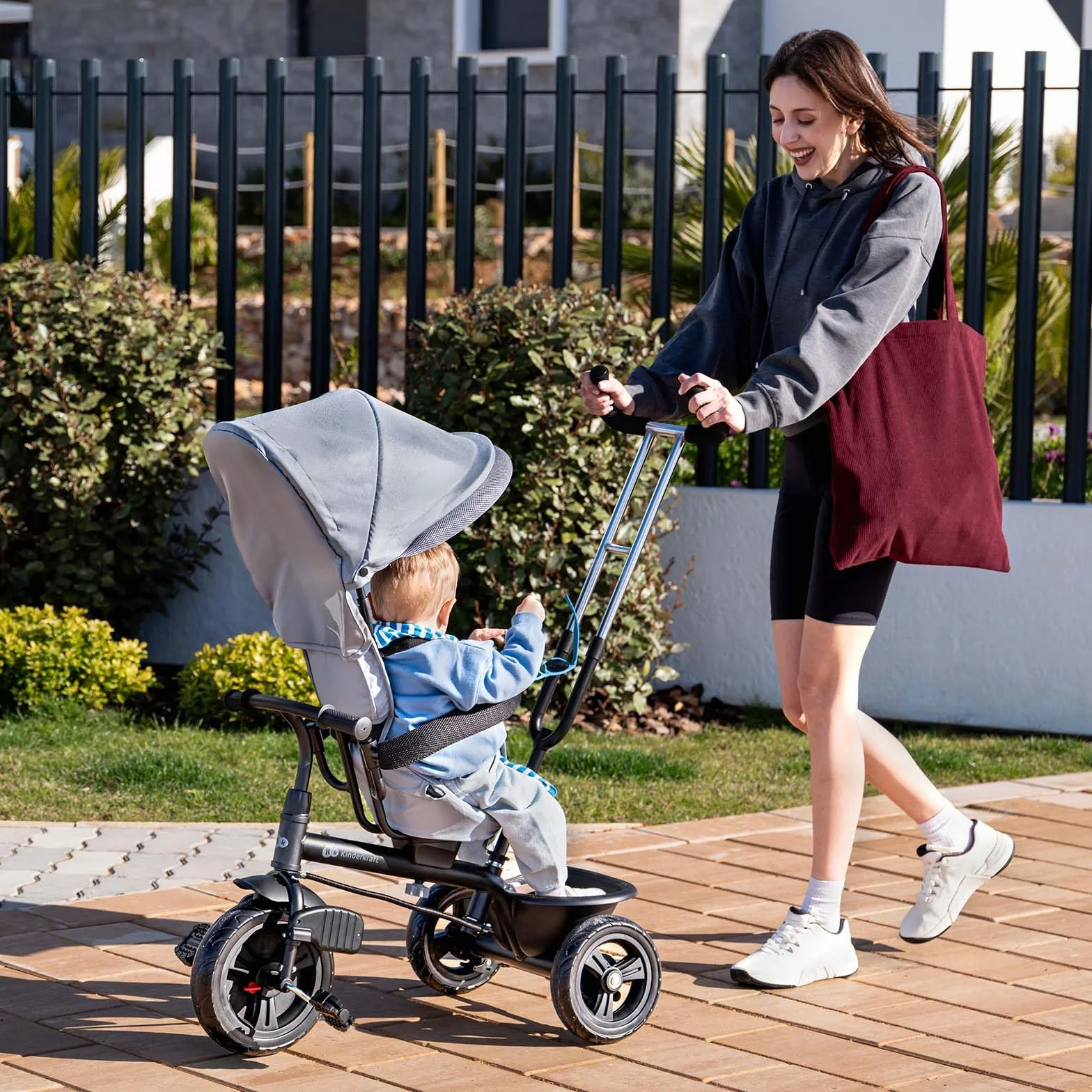 Kinderkraft Freeway 2, Triciclo Evolutivo para Bebé, Asiento Giratorio 360°, Pedales Libres, Arnés de 3 Puntos, Freno Central, 9 Meses a 5 Años, Rosa