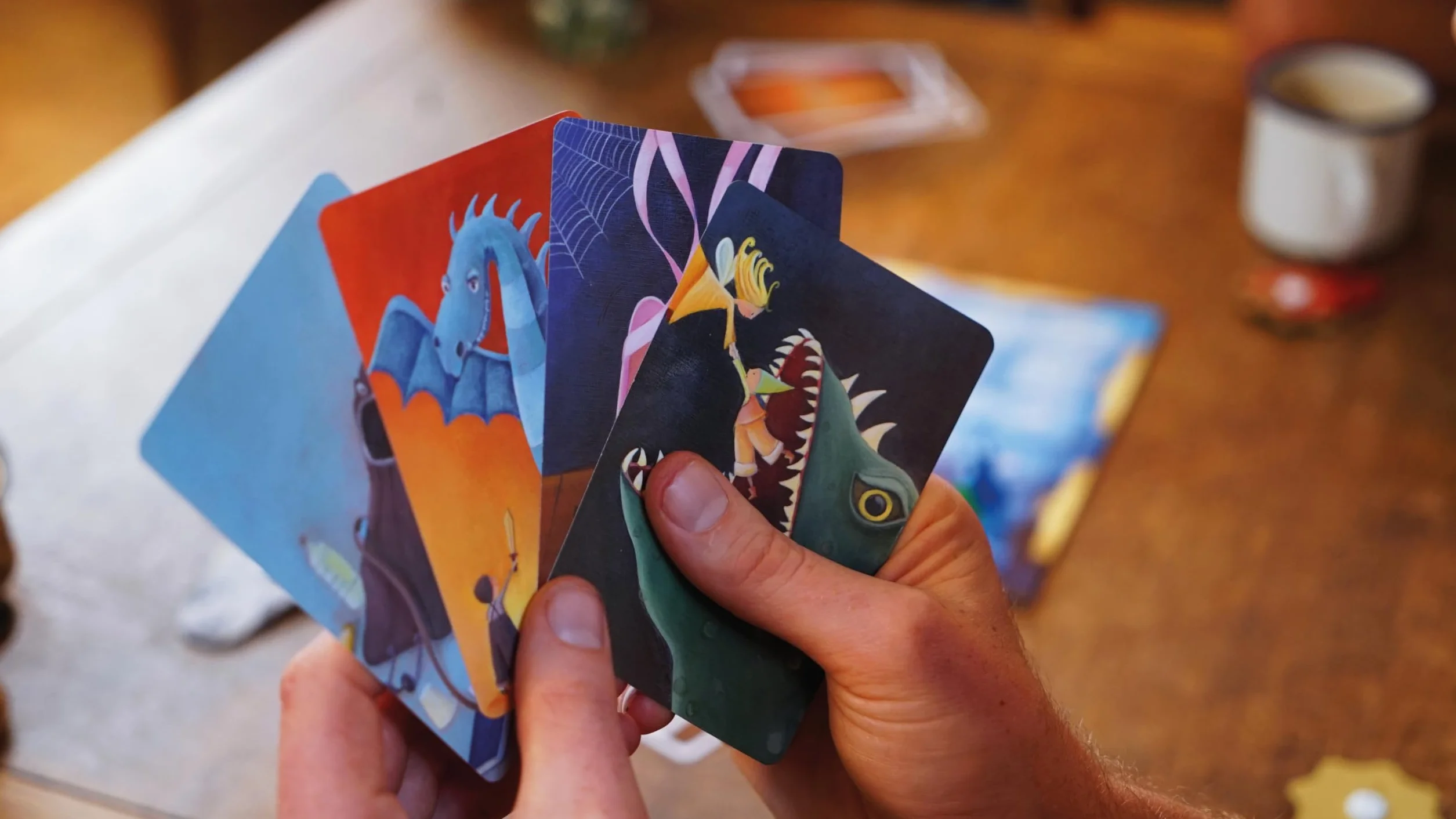 Asmodee Dixit, Una Imagen Vale más Que mil Palabras, Juego de Imaginación y Creatividad Ganador de Varios Premios, A Partir de 8 Años, De 3 a 8 Jugadores, 30 Minutos por Partida, Español