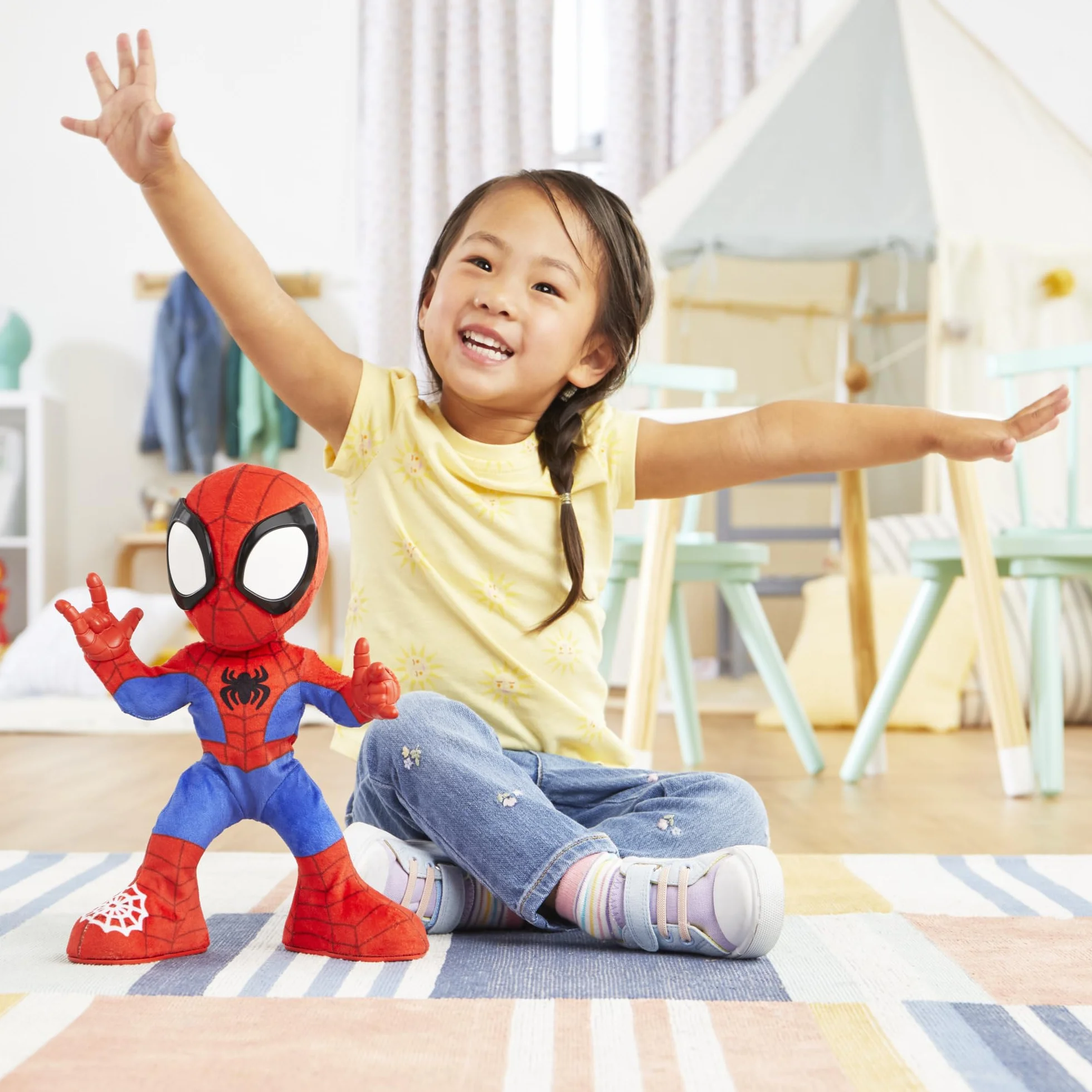 Spidey and His Amazing Friends Marvel Spidey Baila y Gatea - Muñeco de Peluche Interactivo - Juguete de Superhéroe Versión en español - Spider-Man con Reproducción de Sonido