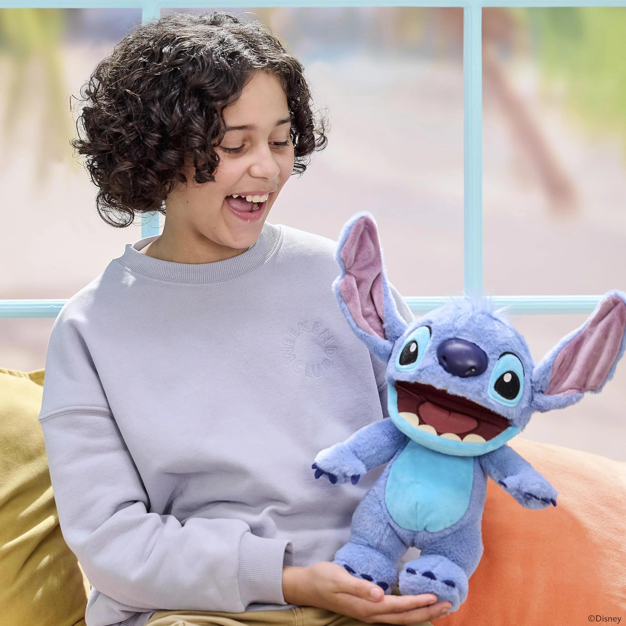 Wow! Stuff Disney Chatty Stitch Deluxe Puppetronic, muñeca animatrónica interactiva con más de 50 Sonidos, Habla y se Mueve, tamaño Aprox. 30 cm, para niños y Adultos
