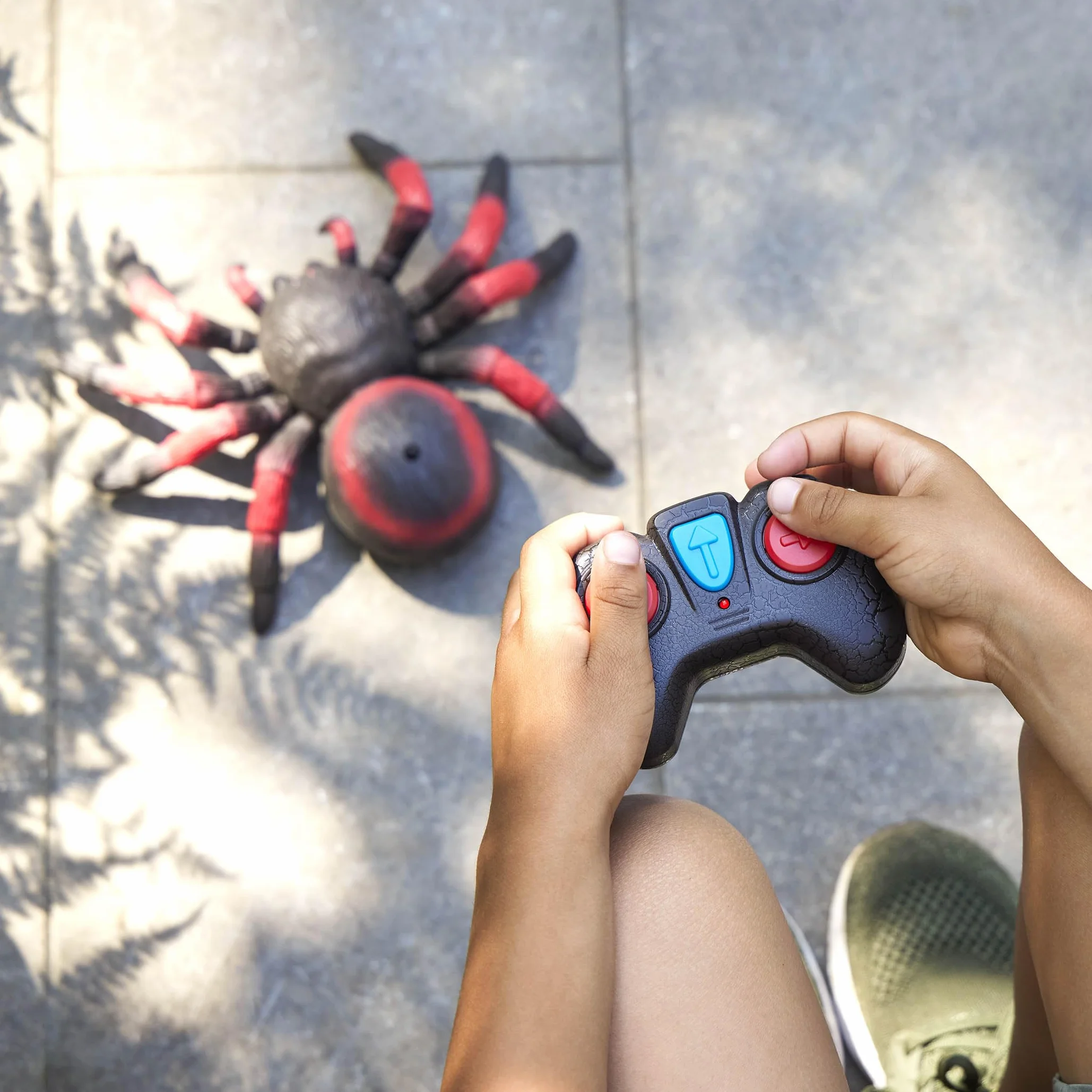 Terra by Battat - RC Spider: Tarántula, araña de Control Remoto infrarrojo con Ojos LED espeluznantes para niños Mayores de 3 años, Multi