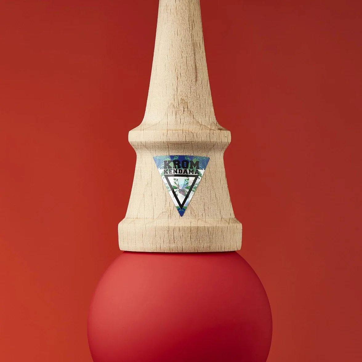 KROM Juguete Kendama – Pop Rojo – Resistente y Duradero – Mejora Tus Habilidades Cognitivas – Mejora el Balance, los Reflejos y la Creatividad – Kendama Modelo Pro Hecho para Principiantes y Expertos