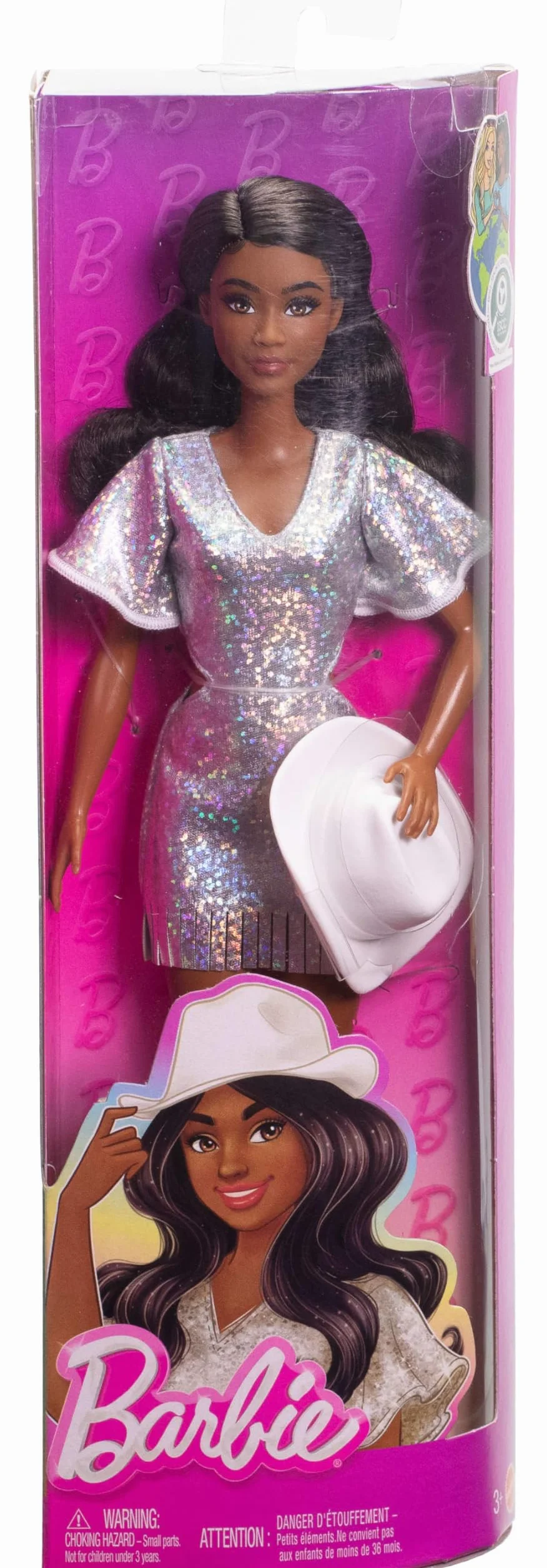 Barbie Fashionistas Muñeca n. 239 con pelo negro y vestido brillante con flecos plateados y accesorios occidentales, como botas y sombrero vaquero blancos, HYT95