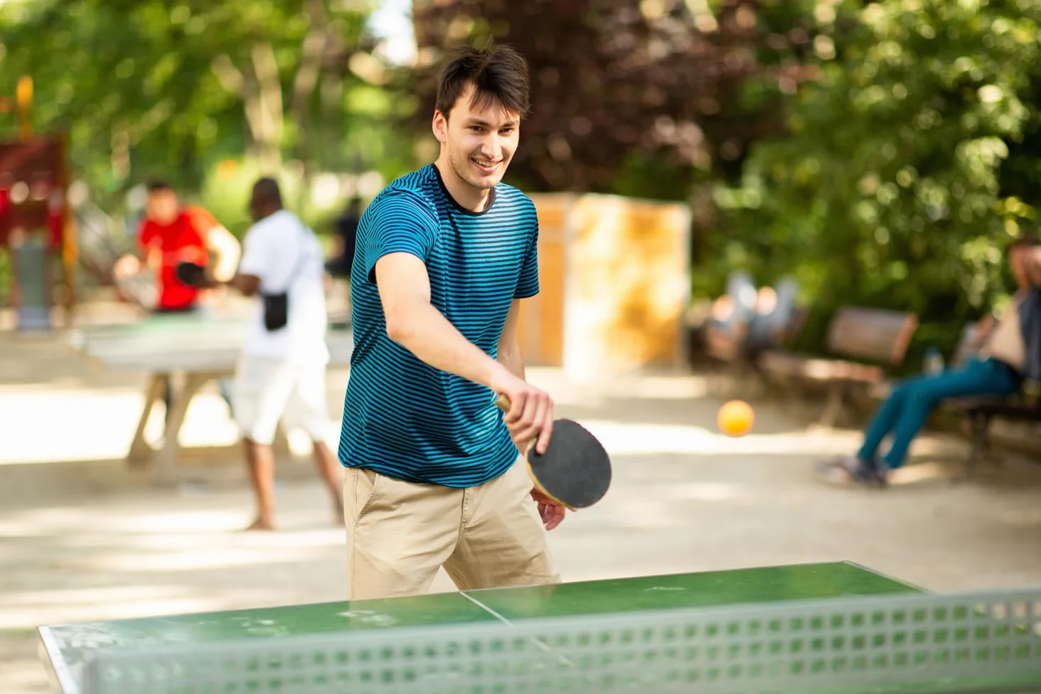 Idena 40202 - Pala de Tenis de Mesa de Entrenamiento, con Mango de Madera y Revestimiento de Goma en Rojo y Negro, Pala para Principiantes, Clubes y Tiempo Libre
