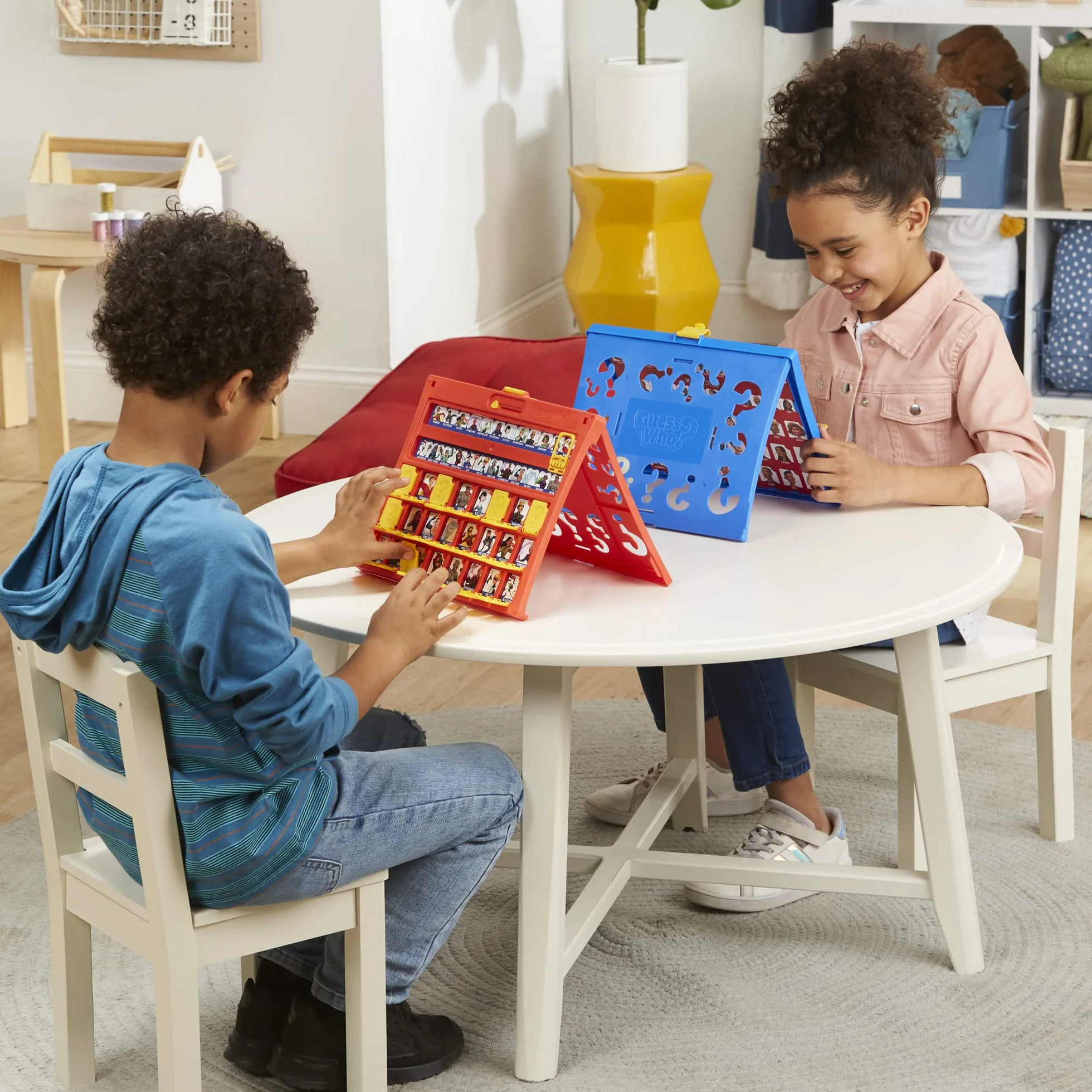 Hasbro Gaming ¿Quién Es Quién? Juego de Adivinar el Personaje y Superhéroes, Juego de Mesa para Jugar con Amigos y Familia para 2 Jugadores, Niños y Niñas de 6 Años o Más