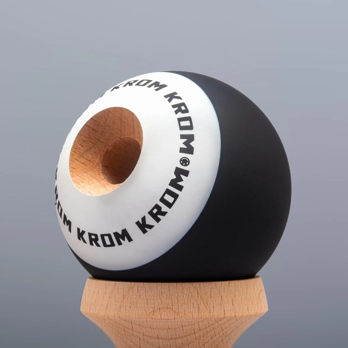 KROM Juguete Kendama – Pop Negro – Mejora Tus Habilidades Cognitivas – Mejora el Balance, los Reflejos y la Creatividad – Kendama Modelo Pro Hecho para Principiantes y Expertos