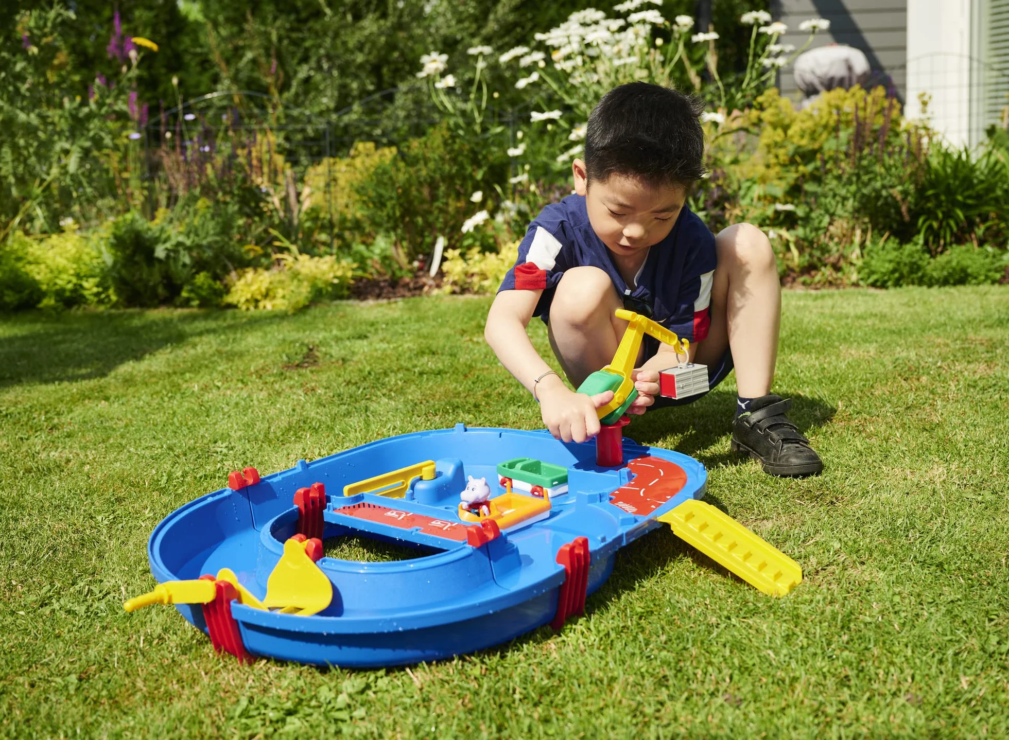 AquaPlay - 8700001501- Circuito de Juego acuático Start Set 21 Piezas - con Barco portacontenedores, vehículo Anfibio y Figura