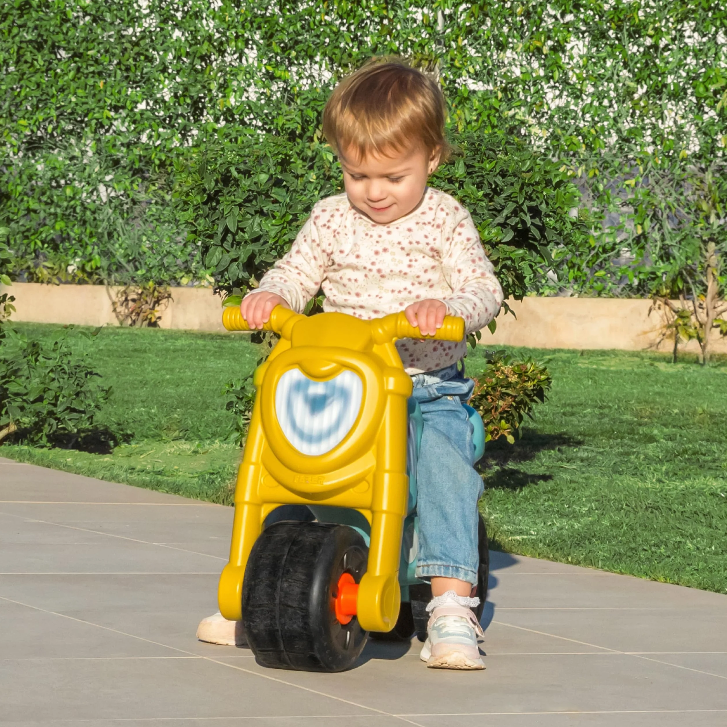 FEBER - Motofeber Casual, Correpasillos con Forma de Moto con un Diseño Que Transmite Relajación, Estable y Seguro, Desarrollo niños y niñas de 18 Meses a 3 años, Famosa (FED30000)