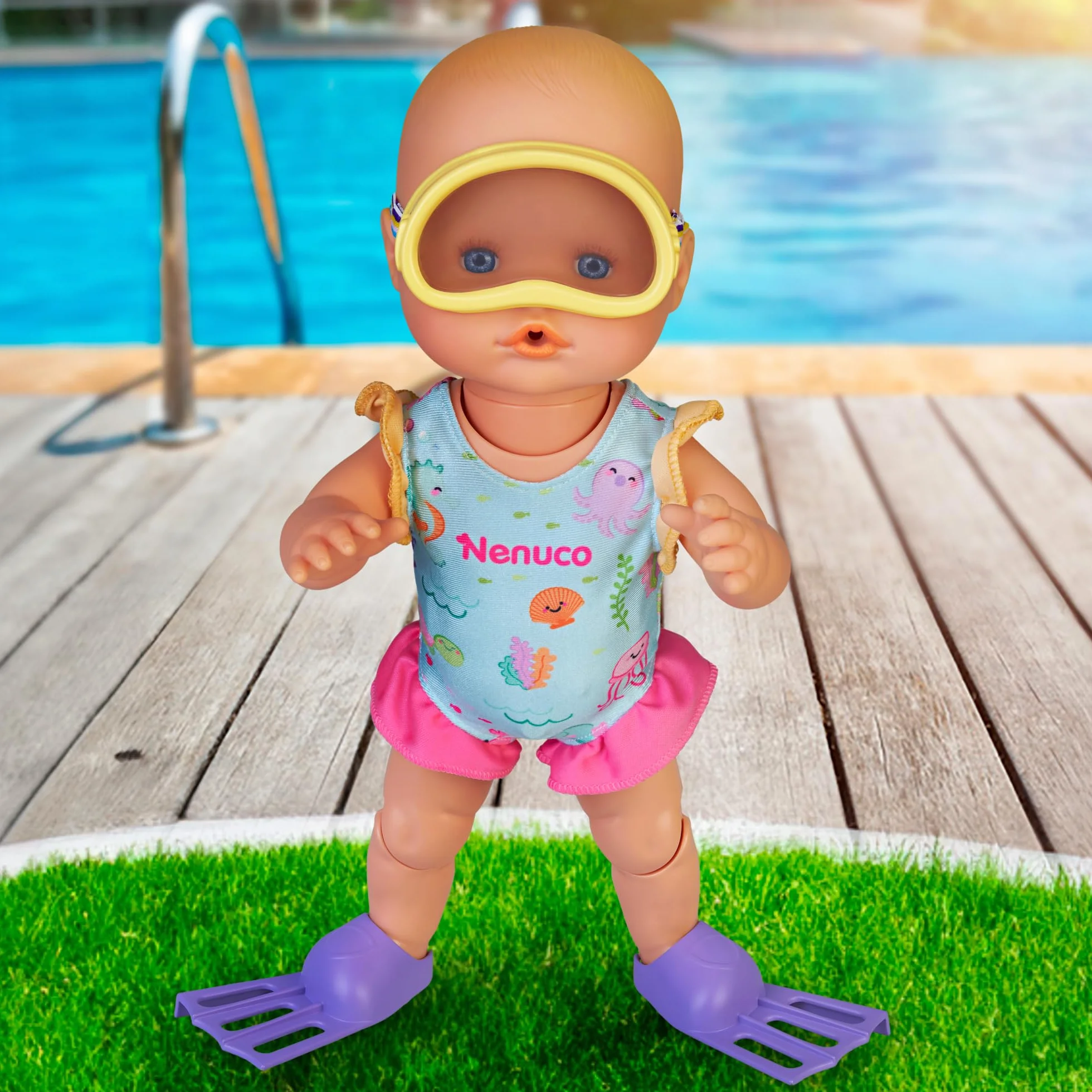 Nenuco - ¡Aprende a Bucear! Muñeco de 35 cm y Cuerpo Duro Que Mueve Sus piernas y Nada solito. con tu Ayuda podrá sumergirse en el Agua y bucear. Incluye bañador, Aletas y Gafas de bucear (NFN75000)