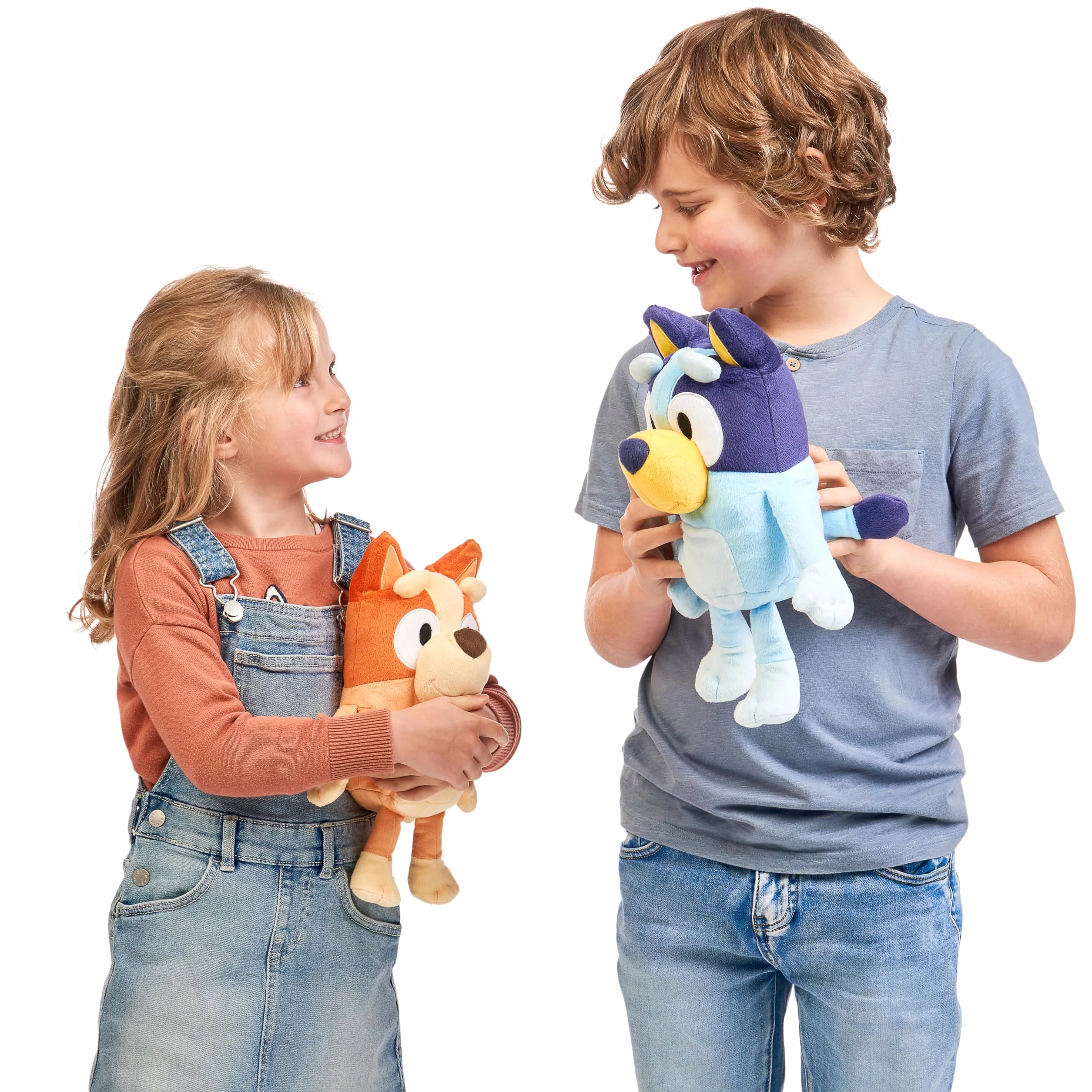Bluey parlante de 33 cm, Peluche multilingüe parlante con 9 Frases y la canción de la Serie, Habla en 3 Idiomas Diferentes