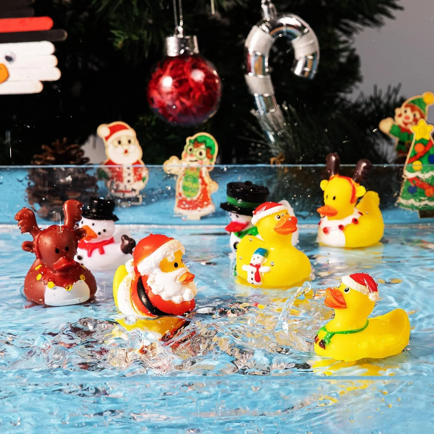 LATERN Calendario de Adviento 2025, Cuenta Regresiva Navideña de 24 Días con 24 Patitos de Goma Divertidos Juguetes de Baño Duckie para Navidad Decoración Favor de Fiesta Regalos (32 x 22cm)