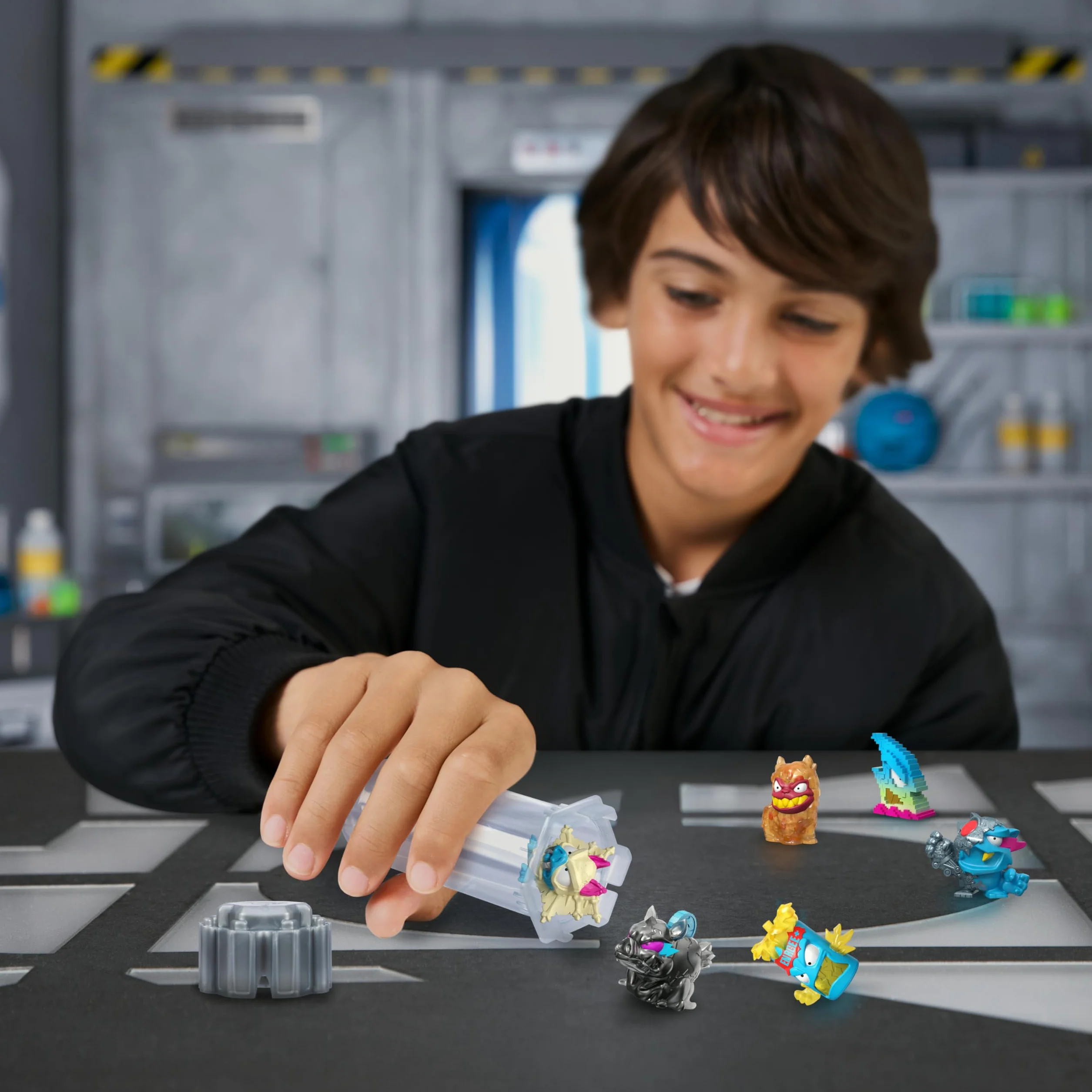 MrBeast Lab Swarms Serie Hyper Fusion, colecciona +100 enjambres, el Pack de Laboratorio Incluye 6 microbestias, Pegatinas coleccionables y 2 cápsulas para Crear tu Propio MrBeast Lab