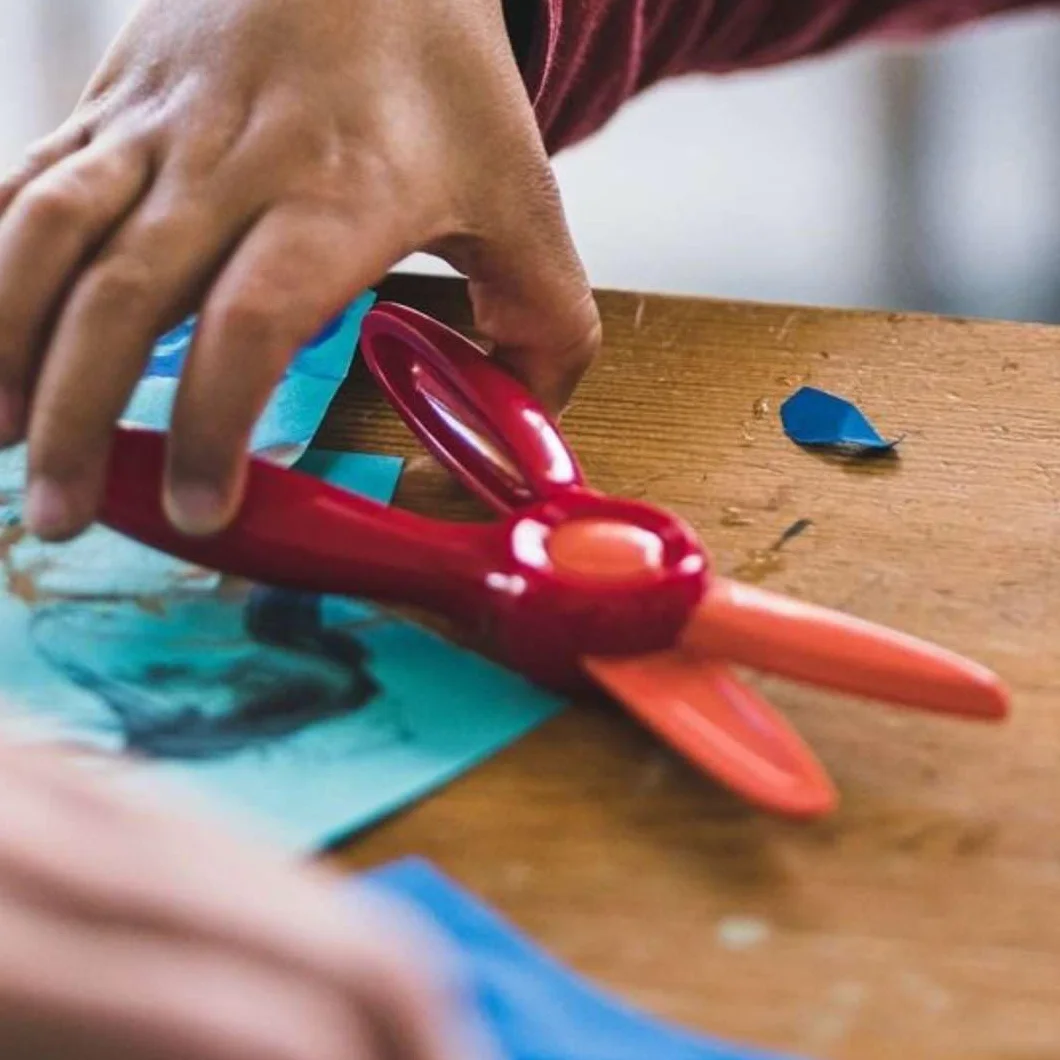 Fiskars Tijeras para niños, A partir de 2 años, Para aprender a cortar, Longitud: 13 cm, Hojas y mangos de plástico, Rojo, Starter, 1064065